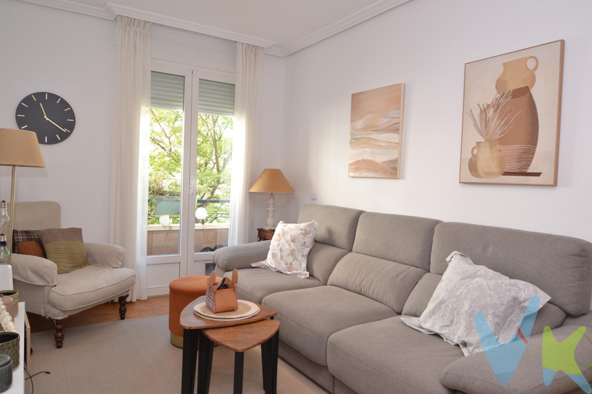 Entre las calles arboladas de Cea Bermúdez y el verde del Parque Santander, encontramos esta vivienda que respira historia, vida de barrio y tranquilidad en pleno centro de Madrid. La vivienda, de 95 m², se sitúa en una tercera planta exterior con ascensor. Su distribución es cómoda y funcional:. Amplio salón-comedor, lleno de luz natural y con salida a un pequeño balcón que mira a la calle. Cocina independiente, práctica y bien aprovechada. Tres dormitorios, dos de ellos individuales, perfectos como espacios de descanso, despacho o zona de lectura. Principal con balcón a la calle y gran armario empotrado. Cuarto de baño completo, de líneas sencillas y actuales. Los suelos cerámicos, la pintura lisa y la actualización de los espacios aportan confort sin perder la esencia clásica del edificio. En este edificio vivió y escribió parte de su obra Miguel Hernández, autor de “El rayo que no cesa”. Aquí, donde aún parece resonar la poesía, se levanta una casa luminosa que conserva el encanto del Chamberí más auténtico. Vivir aquí es disfrutar de uno de los barrios más codiciados de Madrid, rodeado de teatros, librerías, cafés con encanto y una oferta cultural inigualable. A un paso de Moncloa, Argüelles y las principales arterias de la ciudad, pero con la calma característica de Chamberí. 📍 Una vivienda con historia, alma y una ubicación privilegiada. El comprador tendrá un coste adicional correspondiente al servicio de gestión, asesoramiento y acompañamiento en todo el proceso de compra. Dicho importe, el mobiliario, la decoración y los impuestos no están incluidos en el precio publicado. 