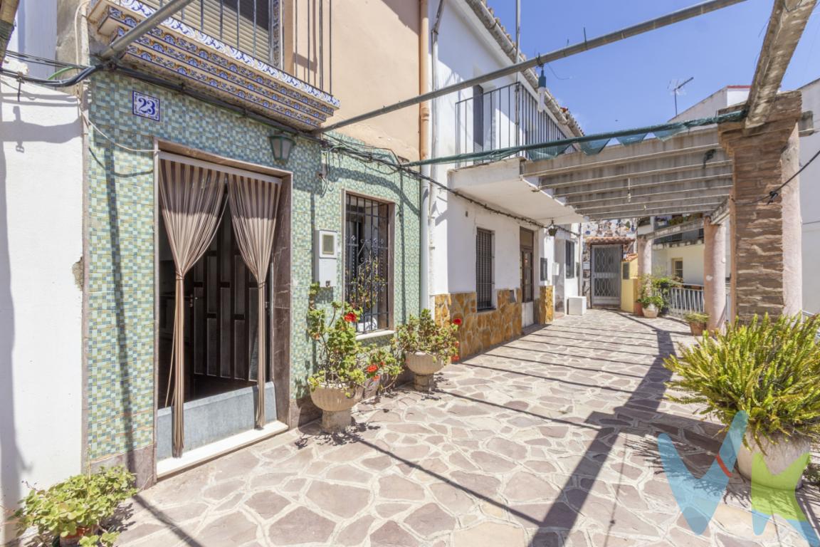  En el encantador municipio de Serra, una oportunidad única se presenta con esta magnífica casa adosada disponible en venta. Con el estilo arquitectónico que caracteriza las construcciones de principios del siglo XX, esta vivienda fue edificada originalmente en 1931, reformada en 1975 y ha sido conservada , manteniendo el encanto y la solidez de su estructura original.Esta extraordinaria propiedad ofrece 60 metros cuadrados útiles, los cuales han sido distribuidos inteligentemente para maximizar el espacio y la comodidad. Desde el momento en que cruza la puerta de entrada, la calidez de su ambiente le invitará a explorar cada rincón. Las tres habitaciones de la vivienda son amplias , perfectas para adaptarse a cualquier necesidad personal o familiar. Uno de los grandes atractivos de esta casa es su impresionante terraza de 40 metros cuadrados. Este espacio al aire libre le ofrece la posibilidad de crear un oasis personal donde disfrutar de agradables veladas al aire libre, rodeado de la serenidad que proporciona el entorno natural de Serra.Además, la propiedad cuenta con un práctico trastero, proporcionando ese espacio adicional necesario para el almacenamiento de aquellos objetos que no necesita en el día a día, contribuyendo a que el orden sea siempre protagonista en su hogar. La conveniencia de contar con esta característica dentro de la casa misma es un valor añadido que facilita el mantenimiento cotidiano del hogar.La ubicación de esta casa adosada es inmejorable. Serra es un lugar que combina la tranquilidad del entorno natural con la cercanía a servicios esenciales y opciones de entretenimiento, haciendo de esta casa un refugio ideal para quienes buscan la paz sin renunciar a la comodidad. El entorno es un lujo en sí mismo, rodeado de naturaleza, aire fresco y paisajes sorprendentes que invitan al senderismo, el ciclismo o simplemente a disfrutar de un paseo relajante.No pierda la oportunidad de visitar esta joya histórica convertida en un hogar moderno, donde cada detalle respira historia y cada espacio ofrece un potencial sin igual. Al ser una propiedad única en su estilo y ubicación, representa una inversión inigualable, ya sea como vivienda permanente, casa de vacaciones o incluso como una opción atractiva para el mercado de alquiler, dado el encanto y la demanda que mantiene la zona de Serra entre quienes buscan un retiro apacible cerca de la ciudad.Para quien aprecia la singularidad y el carácter en una casa, esta opción es sencillamente perfecta. Le invitamos a descubrir en persona todo lo que esta propiedad tiene para ofrecer. Coordine una visita hoy mismo y permita que esta casa le conquiste con su historia, su encanto y su potencial. No lo dude más, contacte para obtener más información y asegúrese de no dejar pasar esta oportunidad única de adquirir una propiedad con estas características.Se muestra a título informativo y no contractual. El precio no incluye lo siguiente: Honorarios de la agencia inmobiliaria, impuestos (IVA, ITP) y otros gastos de la Compraventa (notaria, gestoría y registro).