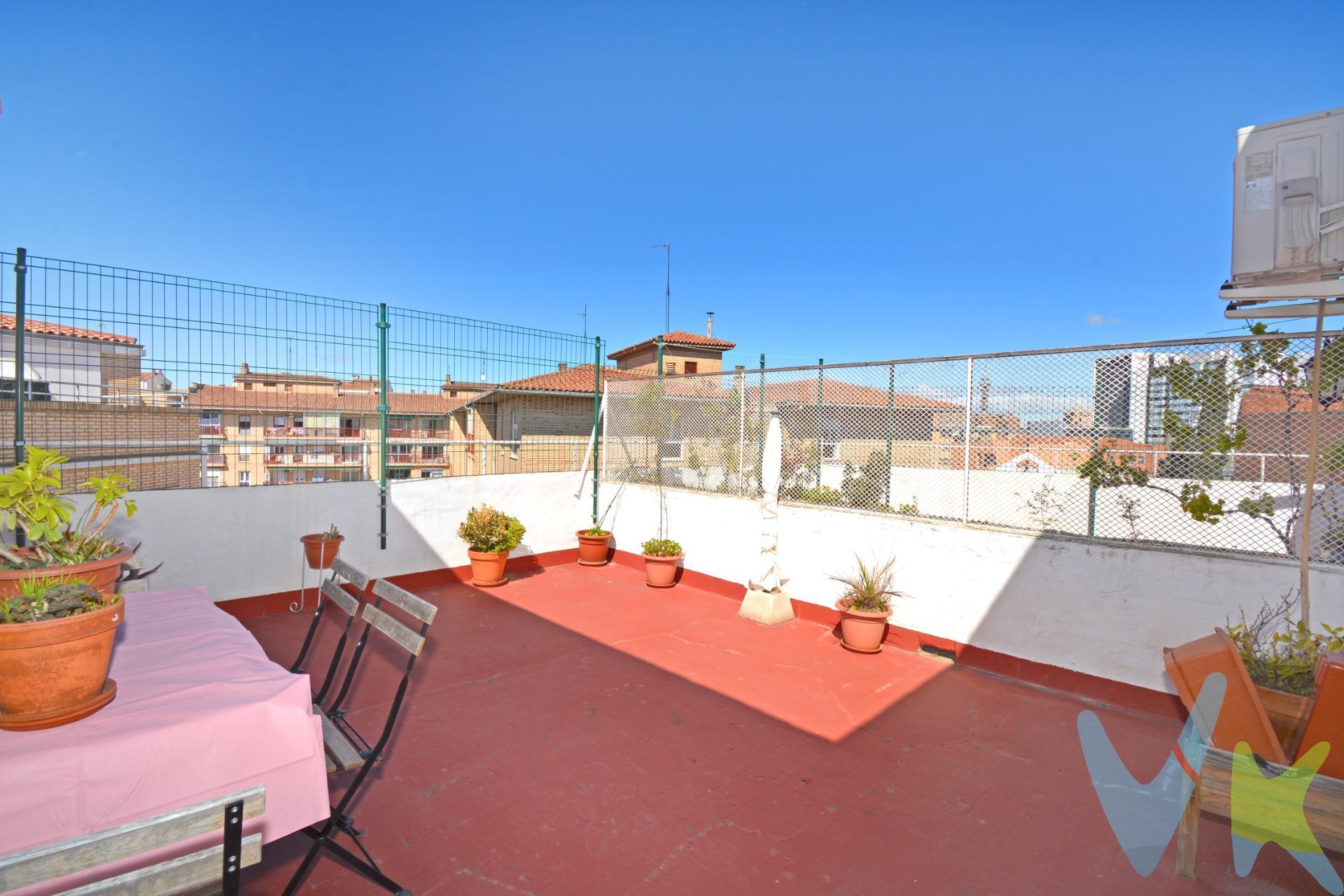 ÁTICO CON TERRAZA DE 18 M² EN CASABLANCA DE 3 DORMITORIOS - C/ CENTRO. Piso de 65 m² útiles, distribuido en 3 dormitorios, salón, cocina independiente y un baño. Se vende con mobiliario si asi lo desea el comprador, tal y como se ve en el reportaje fotográfico. Cuenta con dos balcones cerrados en ambos dormitorios, y una espectacular TERRAZA de 18 m² útiles con acceso desde el salón. 4ª planta real exterior a la calle CON ASCENSOR. . Suelos de gres, puertas de madera y ventanas de aluminio. Split de aire acondicionado en salón. La calefacción funciona mediante acumuladores eléctricos y el agua caliente por térmo eléctrico. . Gastos de comunidad de 61€. . En la mejor zona del barrio de Casablanca, a un paso de Sector Romareda. Al lado del tranvia, servicios y comercios de todo tipo a un paso de la vivienda. ¡¡¡ESTE ES TU PISO!!!. No te pierdas el tour 360º y el reportaje fotográfico que hemos preparado para ti. BUSCAMOS SOLUCIONES🏡,. ENCONTRAMOS HOGARES💙. Si necesitas financiación no lo dudes, tenemos asesoramiento financiero sin compromiso. Infórmate. IMPORTANTE: El precio no incluye impuestos, gastos de notaría, registro ni honorarios de intermediación. Este anuncio tiene carácter informativo y no es contractual. Puede estar sujeto a errores o modificaciones.