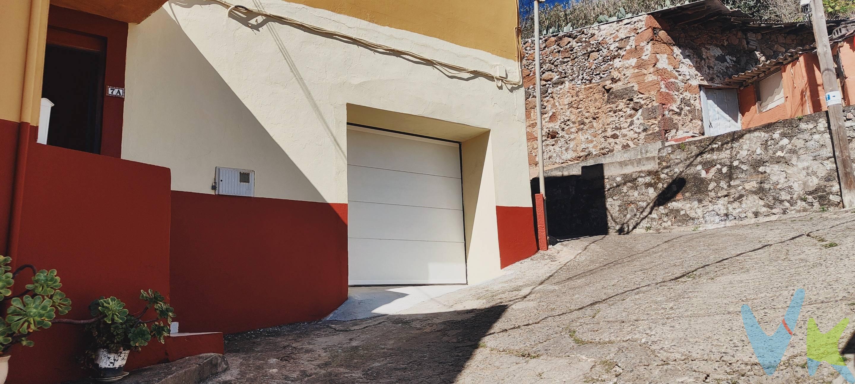 VENDEMOS primera planta de casa en Los Llanos, Teror, que cuenta con grandes espacios, desde la entrada disponemos de un gran distribuidor abierto que nos dirige a toda la casa, por un lateral está el garaje y hacía el interior de la finca la totalidad de la vivienda. Si te planteas vivir en una casa grande, todo en una planta,  con pequeña azotea tipo terraza y garaje. Tiene un ambiente antiguo, porque era propiedad de una familia grande que se ha mudado a la zona sur, está llena de recuerdo bonitos y vivencias de niños haciendo travesuras por allí..  . Cuenta con grandes espacios, ahora no se dejan ver bien, por el mobiliario, pero si haces uso de tu imaginación podrías colocar tu sofá, un gran televisor, muebles a tu gusto y tener espacio para estar con familia o amigos. . La vivienda está lista para acoger a los nuevos propietarios y volver a  disfrutar de los olores de la comida recién hecha, asaderos en la terraza o simplemente para escuchar el silencio de la zona. La dirección es Cuesta de la Era, número 7. Teror. 