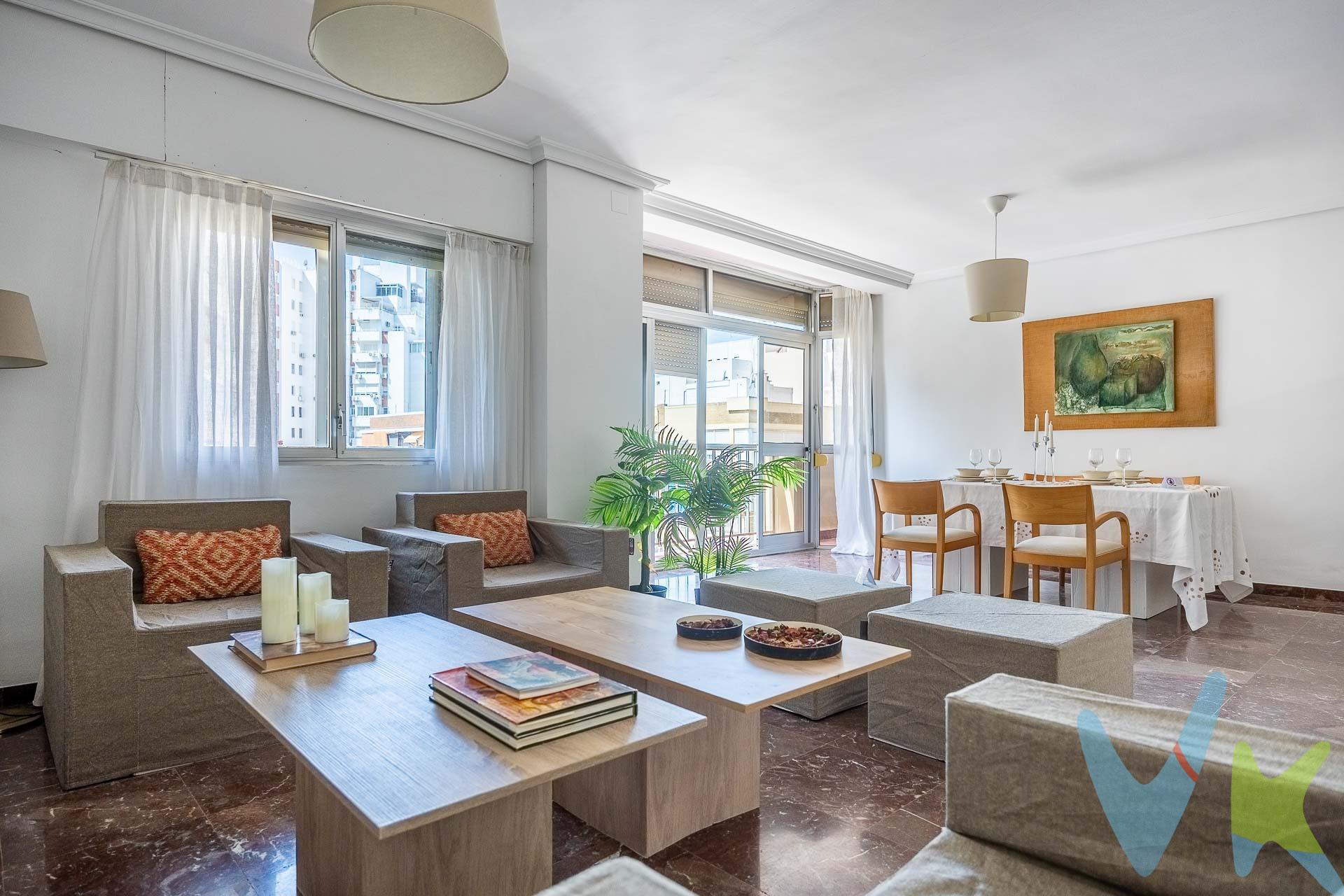 Precioso piso en excelente zona de los Remedios, con vistas al río, una ubicación inmejorable y a escasos minutos del centro de Sevilla. Son 155 metros cuadrados muy luminosos, completamente exteriores y con ventilación cruzada. Tiene una distribución estupenda, con hall de entrada, amplio salón comedor con salida a terraza, cuatro dormitorios, tres cuartos de baño, cocina con zona de comedor, armarios empotrados y puerta de servicio. Está climatizado y en buen estado de conservación, aunque necesita alguna actualización. El precio incluye plaza de garaje en el mismo edificio. En cumplimiento de las obligaciones de información previstas en la Ley 10/2025, de 28 de diciembre, de servicios de atención a la clientela y transparencia, así como en la normativa sectorial vigente, el precio indicado no incluye los gastos e impuestos inherentes a la adquisición, los cuales se desglosan estimados o con posibilidad de calcularlos a continuación; los gastos más ajustados serán dados en el D. I. A. en la visita a inmuebles, o antes. *Gastos de Notaría: La Minuta se calculará según al arancel notarial oficial: Anexo I, del Real Decreto 1426/1989, de 17 de noviembre. *Gastos de Registro de la Propiedad: La inscripción se facturará según el arancel oficial: ANEXO I, del Real Decreto 1427/1989, de 17 de noviembre. *Gastos de Gestión (Gestoría): Los honorarios por la tramitación administrativa, liquidación de impuestos e inscripción registral ascienden de forma estimativa a [363 € aprox. ] (IVA incluido), aunque depende de cada caso, y su dificultad. *Honorarios Agencia del Vendedor: incluidos en el PVP. *Honorarios Agencia del comprador: La agencia prestará los servicios de información, asesoramiento y acompañamiento previstos en el Encargo de Servicios y en el D. I. A. Sus honorarios serán informados previamente, de forma individualizada y por escrito, conforme a la libertad de pactos y a la normativa vigente. *Si necesita Financiación, su banco le informará. *Impuesto sobre Transmisiones Patrimoniales (ITP): Se aplicará el tipo impositivo vigente en Andalucía (generalmente el 7%, sin perjuicio de tipos reducidos del 6%. 3,5%, etc, aplicables según las circunstancias personales del comprador o las características del inmueble). El impuesto se devenga sobre el superior entre: 1. - Valor de Referencia de Catastro; y 2. - Precio de venta. Puede calcular su situación personal en el portal oficial de la A. T. de Andalucía.