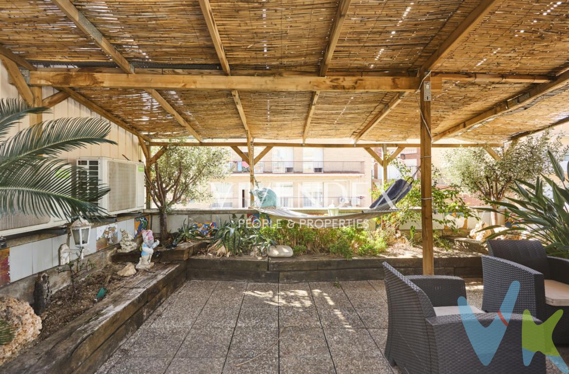 Imagina vivir en una casa con carácter, espacios amplios y una distribución única que se adapta a tu ritmo de vida. Situada en Rosas Castellbell, barrio con todos los servicios rodeado de amplios parques para pasear ubicada cerca de estación de tren y Tran. Esta vivienda independiente de 336 m² construidos ofrece todo lo que necesitas para disfrutar del confort, la luz natural y la tranquilidad, sin renunciar al diseño ni a la funcionalidad.La casa cuenta con dos accesos desde diferentes calles, lo que aporta versatilidad y privacidad desde el primer momento. En la planta baja, te recibe un garaje doble equipado con cargador eléctrico y un trastero de gran capacidad, ideal para mantener todo en orden. También encontrarás un aseo auxiliar que aporta comodidad en el día a día.Desde el acceso principal, un recibidor luminoso da paso a una zona de comedor con doble altura, que crea un ambiente espectacular para reuniones familiares o con amigos. La cocina office, funcional y con acceso a zona de aguas,es perfecta para el uso diario, ofreciendo espacio y luz en cada rincón.El salón, amplio y acogedor, incorpora una chimenea que añade calidez en invierno, mientras que la salida a la terraza lo convierte en el lugar ideal para disfrutar de noches tranquilas o momentos de lectura al aire libre.La vivienda está distribuida en medias plantas, lo que permite una separación natural entre zonas de descanso y de uso común. En la primera media planta encontramos dos habitaciones y un baño completo, mientras que en la segunda se ubican otras dos habitaciones y otro baño más, lo que ofrece independencia y comodidad para todos los miembros de la familia.En la planta superior, hay un espacio que originalmente se diseñó para instalar una piscina de 18 m³. Hoy es una zona abierta con infinitas posibilidades: puedes crear un jardín, un solárium o incluso un estudio con vistas, según tus necesidades.La terraza superior ofrece un entorno relajante con vistas despejadas y está equipada con placas solares, aportando eficiencia energética y sostenibilidad al hogar.Construida en 1984, la casa conserva una arquitectura sólida, con estructura de columnas que permite una distribución abierta y fluida. Los materiales utilizados, como el suelo de mármol, la carpintería exterior de aluminio, la calefacción central de gas y el aire acondicionado, garantizan confort durante todo el año.Orientada al sur, esta propiedad combina luz, espacio y privacidad en una ubicación tranquila y bien comunicada. Es ideal para quienes buscan una vivienda diferente, con identidad propia y lista para disfrutar desde el primer dia.No incluídos los gastos de notaria , y registro ni los honorarios de la agencia que son un 2% mas IVA. 