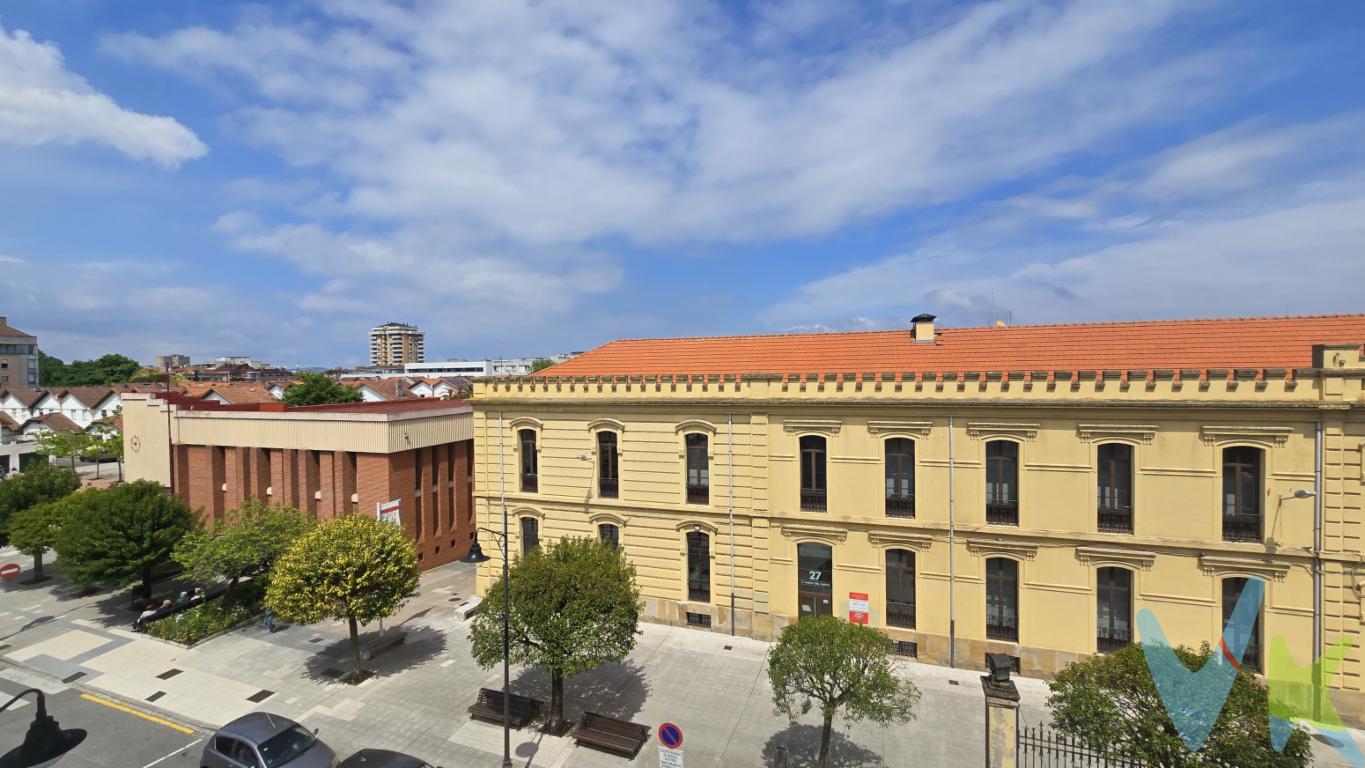  **Muy Buen piso en la zona Coto, Gijón**Se pone a la venta este magnifico piso ubicado en la zona de Coto, una de las áreas más solicitadas de Gijón. Este inmueble es una oportunidad excepcional para quienes buscan una residencia confortable y bien situada, tanto para familias como para inversores.Se trata de un Piso para reformar a tu gusto con Altura,Exterior y con mucha luz además de unas Vistas despejadas ,en un Edificio con portal Reformado sin Barreras Arquitectónicas y con Ascensor y Gas Ciudad en el edificioDispone de 3 Habitaciones,Salon,Cocina, y Baño con la posibilidad de hacer un segundo baño en Suite, con una eficiente  distribución para maximizar el espacio y la funcionalidad. Destaca la cocina por su amplitud y al estar situada en la zona de día del piso, permite un acceso cómodo desde el salón, a la vez que mantiene la privacidad en las zonas de descanso.La ubicación de este piso es inmejorable, situado en una zona bien comunicada, cuenta con paradas de autobús cercanas que facilitan el acceso a cualquier punto de la ciudad. Además, el entorno inmediato ofrece todo tipo de servicios, como colegios, supermercados, tiendas y áreas de ocio, proporcionando todas las facilidades a escasos minutos del hogar.No se puede obviar la presencia de espacios verdes y parques en las proximidades, ideales para aquellos que disfrutan de actividades al aire libre o que tienen mascotas, sin duda, este piso es más que una vivienda, es un hogar donde la calidad de vida está garantizada.Esta propiedad representa una inversión segura gracias a sus características y ubicación estratégica. Gijón es una ciudad en continuo crecimiento, y tener una vivienda en una zona tan codiciada revaloriza aún más esta oportunidad.Invitamos a todas las personas interesadas a concertar una visita para apreciar en persona las numerosas ventajas que este piso tiene para ofrecer. No deje pasar esta oportunidad de adquirir un hogar único en la zona de Coto.El precio no incluye el Impuesto de transmisiones patrimoniales ni los gastos de Notaría y Registro relativos a la compraventa.
