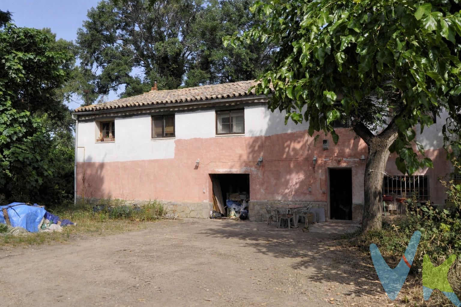 Se vende finca rústica de aproximadamente 4.800 m² situada en la partida del Molino, en el término municipal de Villamayor de Gállego (Zaragoza). La parcela es campo de regadío y cuenta con acceso desde el Camino del Molino, en un entorno tranquilo y muy próximo al núcleo urbano. Dentro de la propiedad se encuentra un antiguo molino o fábrica de harinas con una superficie aproximada de 194,75 m², construcción tradicional con gran valor histórico y múltiples posibilidades de rehabilitación. La finca dispone además de una vivienda construida en adobe y piedra, para reformar, distribuida en dos plantas:. •	Planta baja: almacén de aproximadamente 100 m², ideal para uso agrícola, garaje o espacio de trabajo. •	Planta superior: vivienda con tres amplios dormitorios, salón-cocina y un baño. Uno de los elementos más singulares de la propiedad es una zona arbolada que conforma un pequeño bosque centenario de laureles, que aporta sombra natural, privacidad y un entorno especialmente agradable, ideal como casa de campo o proyecto rural. La propiedad cuenta con dos fosas sépticas y suministro de gas propano. Superficies. •	Parcela total: aprox. 4.800 m². •	Molino/fábrica de harinas: 194,75 m². •	Almacén en planta baja: aprox. 100 m². Se trata de una finca con gran potencial, tanto para explotación agrícola como para rehabilitar la vivienda y el molino, ideal como residencia de recreo, proyecto rural o inversión en un entorno natural muy cercano a Zaragoza. Para más información o concertar visita, contactar sin compromiso. 