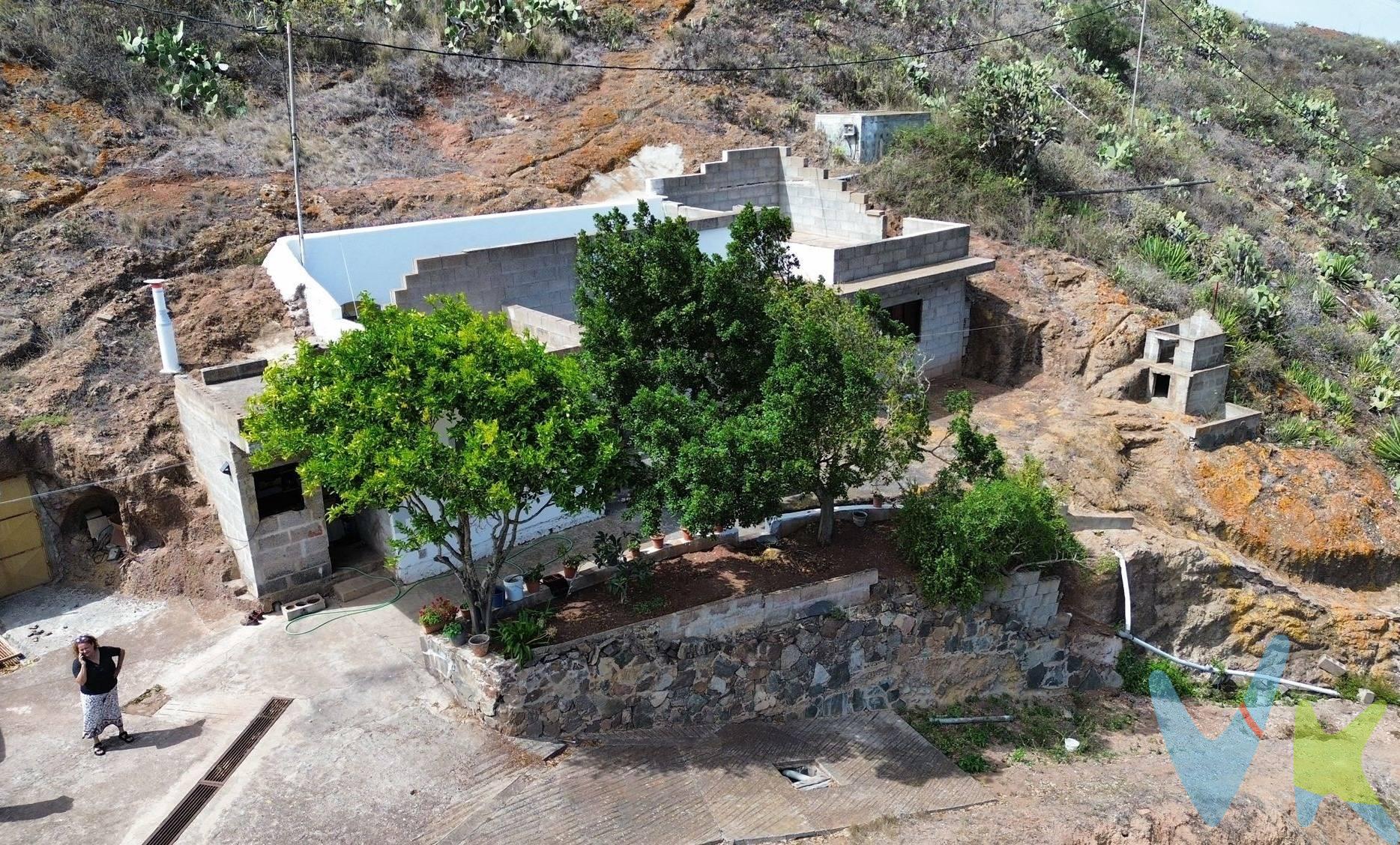 . VENDEMOS Casa con cuevas, terrenos, almacén, cuevas vírgenes y espacios abiertos para terrazas. ¡Si lo que buscas es independencia y tranquilidad, aquí está tu casa!. Con total independencia, en una zona de solana, disponemos, en venta, de ésta magnifica casa cueva con terrenos. La propiedad dispone de una construcción en bloque, que ahora hace las funciones de garaje o almacén, una estancia en cueva virgen con ventilación, para inventar el uso, que puede ser zona de bodega, comedor, cocina, despensa,.. Y la estancia principal que consta de una construcción externa y 5 cuevas comunicadas entre sí, con un patio abierto. La propiedad te invita a imaginar su futuro de muchas maneras. La vivienda tiene entrada privada y acceso a todos los terrenos desde ella, está perfectamente diferenciada y la documentación está inscrita en el Registro de la Propiedad. . DATOS EXTRA DE LA FINCA: . Parcela completa: 23.462,46m². Casa Cueva, con una superficie total del suelo que ocupa:  172,78m². Superficie total construida: 104m². Superficies separadas:. Garaje: 53,81m². Bodega: 19.26m². Estancias: 34.55m². Superficie de la cueva: 57,59m². Patio: 48,26m². NOTA: El precio de venta No incluye impuestos propios de la transmisión, gastos de notaría, registro, ni cualquier otro que según ley pueda corresponder al comprador. Los datos expuestos son meramente orientativos y se encuentran sujetos a errores u omisiones involuntarias. 