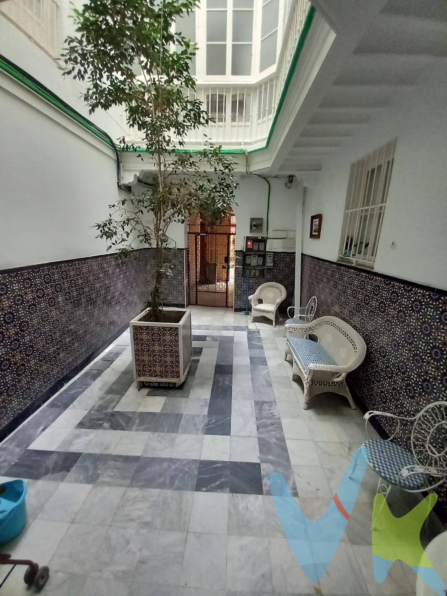 Sumérjase en la historia y el esplendor del centro de Cádiz con esta magnífica Casa Señorial construida en 1888. Ubicada en la arteria principal de la ciudad, esta propiedad es una oportunidad única para vivir en una pieza de arte arquitectónico con un carácter y una elegancia inigualables. Con casi 190 m² de superficie, la vivienda deslumbra por sus amplios espacios y una excepcional entrada de luz natural que inunda cada rincón durante todo el día, creando un ambiente cálido y acogedor. Su diseño clásico se complementa con una distribución funcional que alberga siete (7) espaciosos dormitorios y dos (2) cuartos de baño. ✨ Puntos Clave a Destacar:. - Ubicación Premium: Situada en el centro neurálgico, a un paso de las emblemáticas calles Mina y Ancha, disfrutando de la mejor oferta cultural, gastronómica y de ocio. - Carácter Histórico: Una joya con más de un siglo de antigüedad, manteniendo la esencia de la arquitectura señorial gaditana. - Ideal para Inversores: Su gran tamaño y distribución versátil ofrecen un enorme potencial para ser dividida en dos unidades de vivienda independientes (previa consulta y estudio), maximizando el retorno de la inversión. - Gran Potencial: Perfecta tanto para establecer una espaciosa residencia familiar de ensueño, como para un proyecto de alquiler turístico o de larga duración de alto nivel. ¡No deje pasar la oportunidad de adquirir una auténtica 'joya con solera' en una ubicación privilegiada!. Le invitamos a descubrir el encanto de esta propiedad. ¡Ven a conocerla hoy mismo!. 