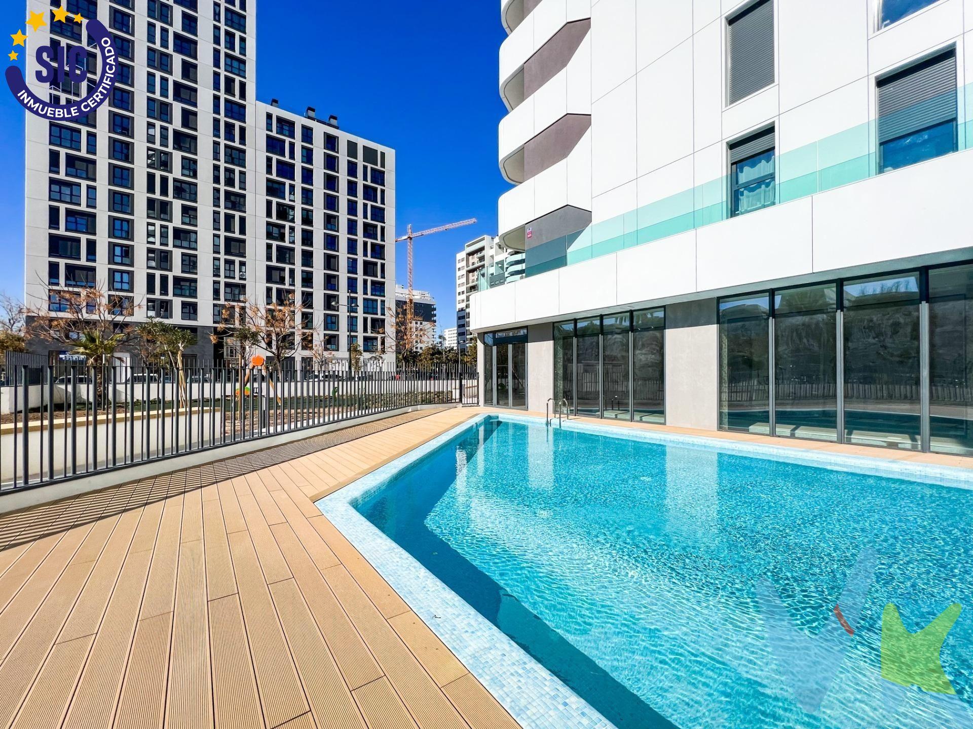 RK Inmocarrillo presenta esta magnífica vivienda situada en una de las zonas con mayor crecimiento y proyección de Valencia: la nueva zona de Malilla. Una ubicación ideal para quienes buscan vivir en un entorno residencial moderno, tranquilo y bien conectado, a pocos minutos del Hospital La Fe, con rápida salida hacia el sur de Valencia y a tan solo 10 minutos en coche del centro de la ciudad. La zona cuenta con todo tipo de servicios cercanos: colegios, centros sanitarios, comercios, supermercados, zonas verdes y áreas comerciales. La vivienda forma parte de un residencial privado de reciente construcción, diseñado para disfrutar de una calidad de vida superior. Sus completas zonas comunes convierten este inmueble en una opción perfecta tanto para familias como para quienes buscan comodidad, bienestar y servicios sin salir de casa. El residencial dispone de piscina comunitaria con solárium, carril de nado climatizado, gimnasio totalmente equipado, zona infantil, zona chill out, club social con espacio gourmet, vestuarios y aseos junto a la piscina, zona coworking y área moderna de gestión de residuos. Un auténtico oasis privado en plena ciudad. La vivienda se encuentra en una primera planta con ascensor y cuenta con 138 m² construidos, distribuidos de forma cómoda y funcional. Dispone de tres dormitorios, entre ellos una suite principal de 20 m2 con vestidor y baño privado, además de dos dormitorios con armarios empotrados. Cuenta con dos baños completos, uno con ducha y otro con bañera, pensados para aportar comodidad al día a día. El salón-comedor destaca por su amplitud y luminosidad, con salida directa a una agradable terraza exterior, perfecta para disfrutar del aire libre, relajarse o compartir momentos en casa. La cocina, totalmente equipada, combina diseño, funcionalidad y espacio de almacenamiento. La vivienda cuenta con aire acondicionado por conductos y sistema de aerotermia, lo que garantiza confort durante todo el año y una mayor eficiencia energética. Además, el precio incluye plaza de garaje, trastero y aparcamiento para bicicletas. Existe la posibilidad de adquirir una segunda plaza de garaje por 32.000 € adicionales. Una vivienda moderna, completa y lista para disfrutar, en una de las zonas más demandadas y con mayor futuro de Valencia. Contacte con RK Inmocarrillo para más información o para concertar una visita. **El precio indicado no incluye impuestos ni gastos derivados de la compraventa, tales como notaría, registro, gestoría e inmobiliaria.**
