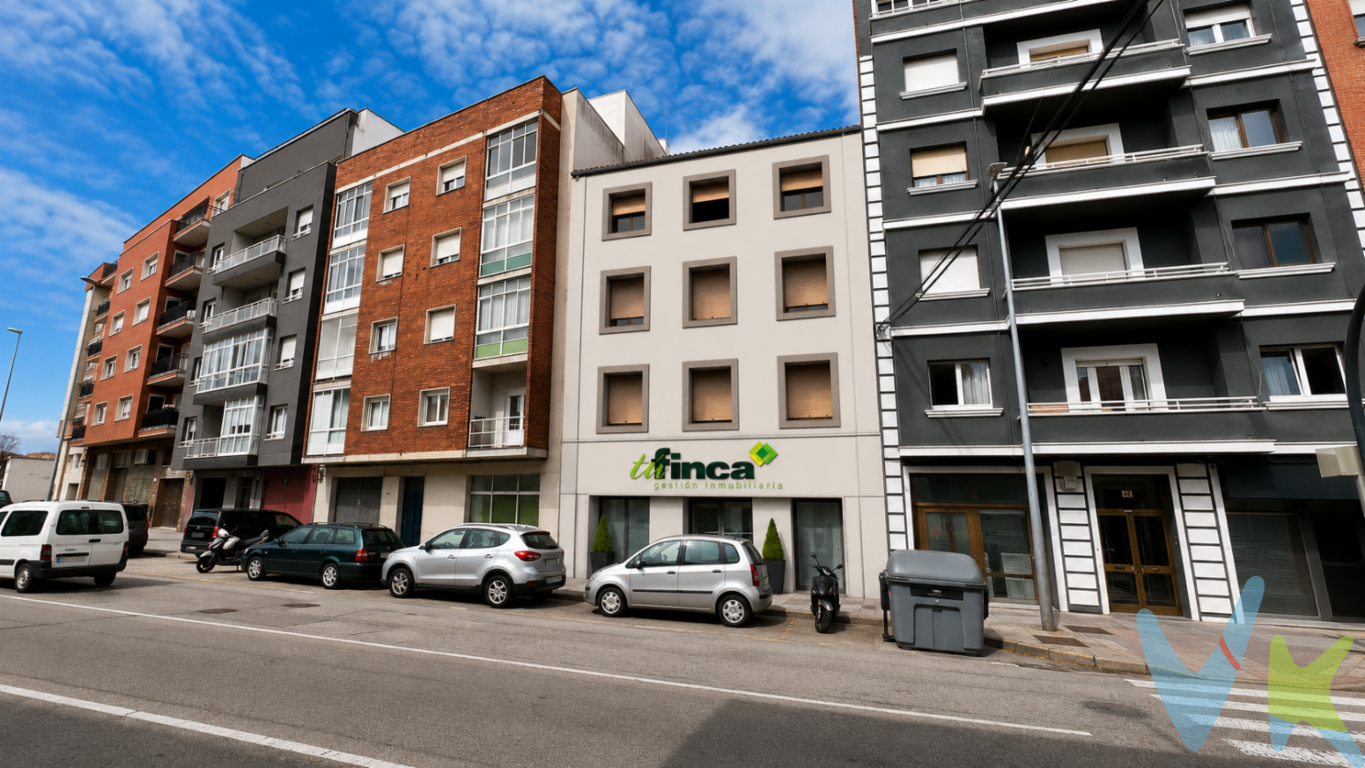 Edificio en venta en Avenida Los Telares en Avilés, el inmueble se encuentra situado a 300 metros de la estación de Autobuses y Trenes de Avilés. Se trata de un edificio de tres alturas con un local con entrada independiente y un patio exterior de 50 m2 en la planta baja. Este edificio ofrece distintas posibilidades de reforma. Se podría  destinar a viviendas particulares, también es posible ampliar una altura más como mostramos en las infografías, mostramos los planos de un estudio realizado para dividir el edificio en apartamentos vacacionales  con distintas propuestas de 8,9 y 10 viviendas. Tanto si deseas crear tu propio hogar como si deseas invertir puedes contactar con nosotros y concertar una visita.Gastos e impuestos no incluidos en el precio. A título orientativo, en segundas transmisiones, el comprador abonará el Impuesto sobre Transmisiones Patrimoniales (ITP). Para consultar los porcentajes del ITP en Asturias puede hacerlo a través de la web oficial de servicios tributarios del Principado de Asturias https://sede.tributasenasturias.es/sites/sede/default/es_ES/Que-quieres-hacer/Transmisiones-Patrimoniales-y-AJD. La base imponible será el mayor valor entre precio de compraventa, tasación o valor de referencia catastral. Gastos de notaría y registro aranceles variables según precio, número de copias y complejidad). El comprador escoge libremente notario. El vendedor asume, por ley, los gastos que le correspondan, salvo pacto en contrario. Si se precisa hipoteca: Tasación, condiciones y costes bancarios según entidad elegida por el comprador; así como los gastos de gestoría y cualesquiera otros inherentes a la formalización de la compraventa. De acuerdo con la ley, no se incluyen en el precio otros gastos o tributos que legalmente correspondan al comprador.Honorarios de intermediación inmobiliaria a cargo del vendedor y honorarios de mediación inmobiliaria del 2% más I.V.A. a cargo del comprador. El consumidor tiene derecho, conforme a la normativa vigente, a disponer de información y documentación adicional relativa al inmueble y condiciones de la compraventa, accesible en la sede física de la agencia en la calle Corín Tellado 1 bajo de Gijón o a través del correo electrónico info@tufincagestion.com. La agencia actúa exclusivamente como intermediaria en la operación. Cualquier compraventa y sus condiciones quedan sujetas en todo caso a la aceptación expresa del vendedor del inmueble y a la posterior formalización del correspondiente contrato. El presente anuncio tiene carácter meramente informativo; la información suministrada se corresponde con la disponible a la fecha de publicación, pudiendo variar en función de las circunstancias o actualizaciones legales, contractuales y fiscales.