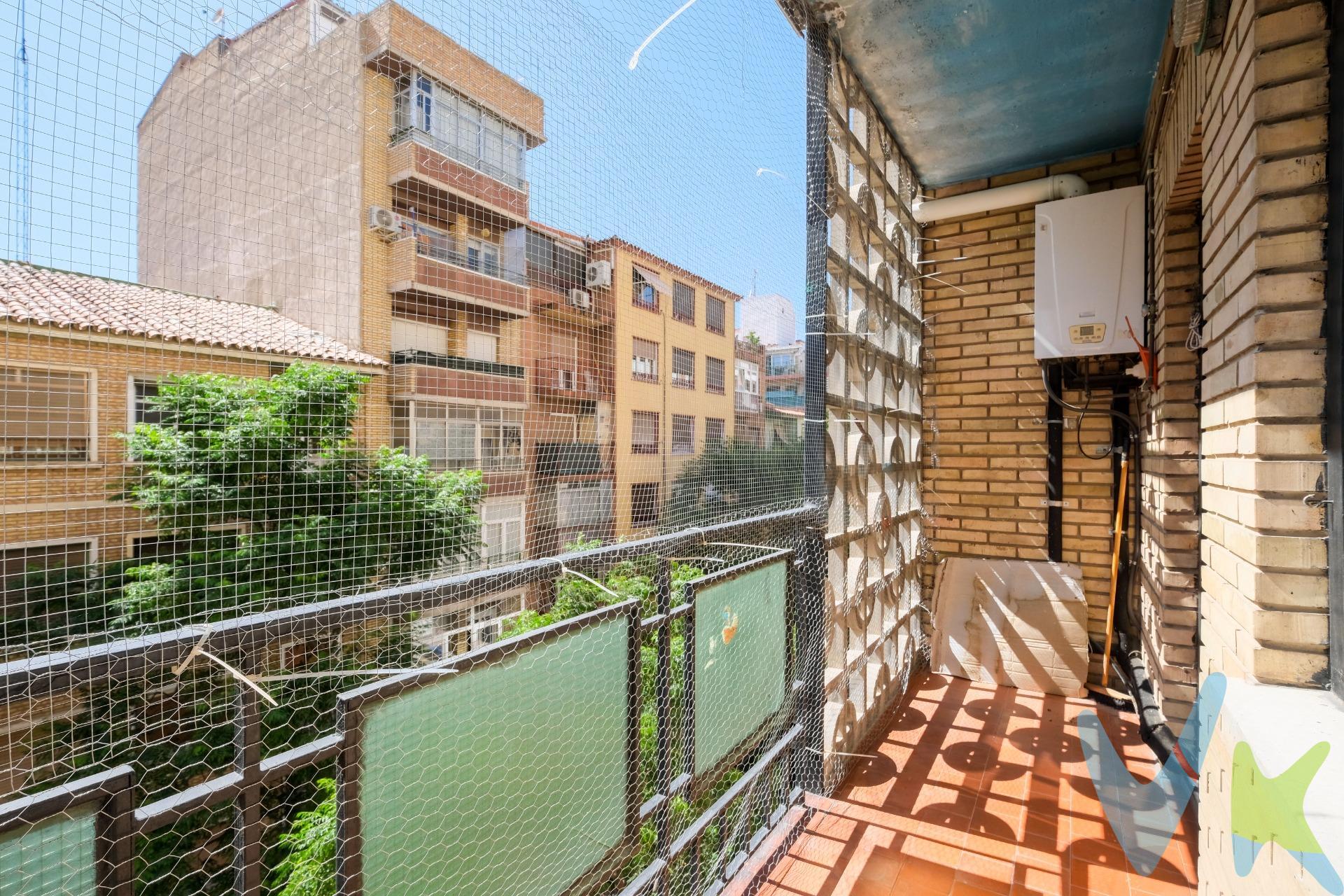 Descubre este atractivo piso situado en una de las mejores zonas del barrio Delicias, Zaragoza, junto al Pº Calanda. Con una superficie construida de 69 m² y útil de 58 m², esta propiedad presenta un gran potencial para personalizar a tu gusto, ya que requiere reformas parciales. Orientado al oeste, el inmueble cuenta con dos acogedoras habitaciones dobles y un baño completo. Disfruta del aire libre desde su terraza privada de 4 m² o relájate en el luminoso salón de 16 m². La cocina tiene una práctica dimensión de 6m2 y los gastos son mínimos gracias a la calefacción por gas natural. Aprovecha la comodidad que ofrece este piso exterior con ascensor; ubicado estratégicamente cerca tanto de universidades como hospitales, y bien comunicado mediante transporte público. Una  excelente oportunidades tanto para vivir como para inversión, no pierdas está oportunidad única.