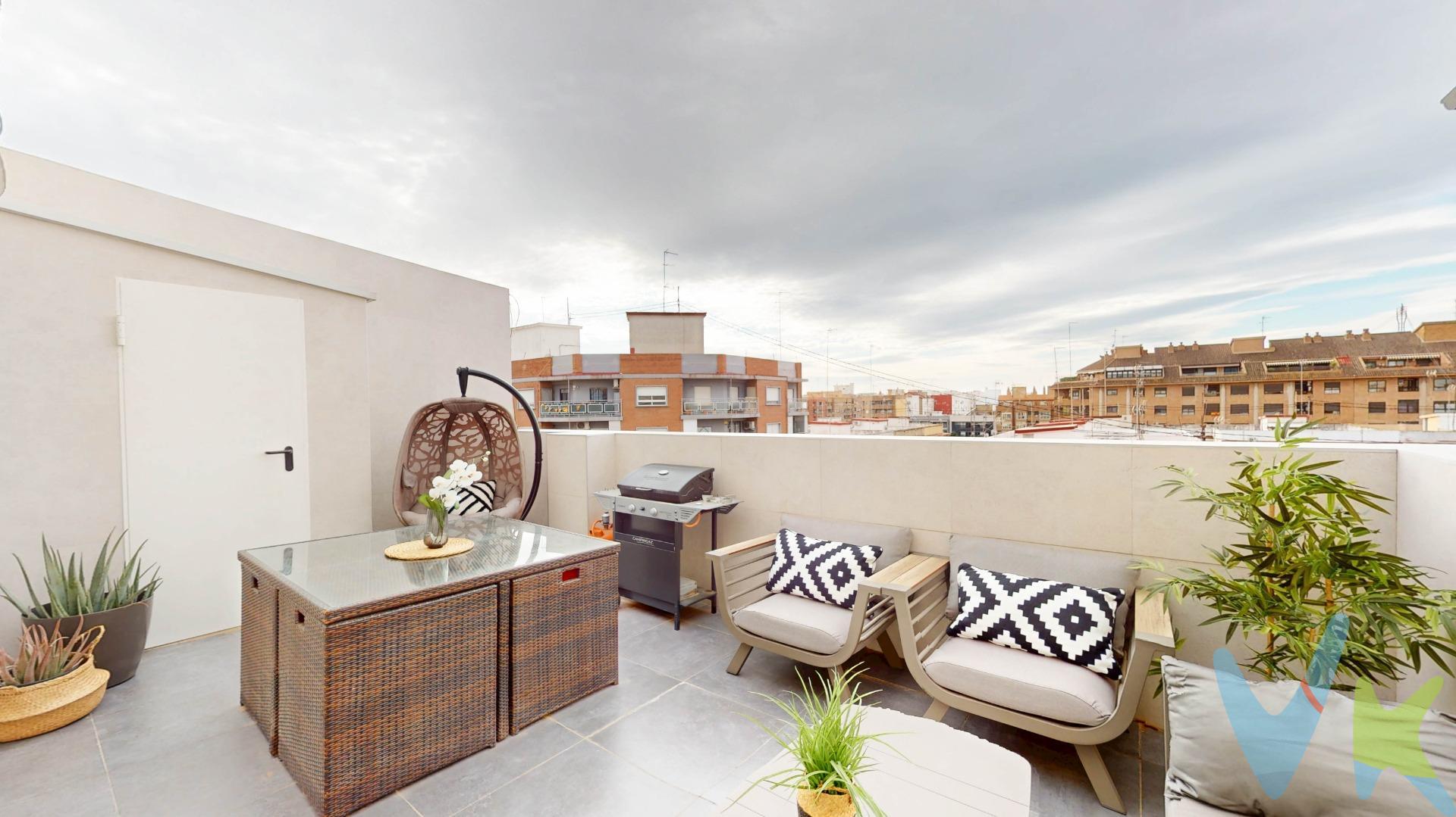 . ¡Ático en planta con terraza en Patraix listo para entrar a vivir!. Descubre este exclusivo ático en planta en Patraix (Valencia), junto a Gaspar Aguilar y Calle Carteros. Una vivienda diseñada para disfrutar del sol y la luz mediterránea gracias a su amplia terraza reformada con orientación suroeste. Cuenta con cocina de diseño reformada, 3 dormitorios (2 individuales y 1 doble con baño en suite) y 2 baños con luz natural, uno de ellos recién reformado con estilo moderno y atemporal. Vivienda lista para entrar a vivir desde hoy, sin reformas necesarias. Como ventaja adicional, hay dos plazas de garaje y un trastero en alquiler muy cerca, con posibilidad de subrogarse al contrato. Situada en una zona con todos los servicios a mano, a 5 minutos a pie del metro de Patraix y muy cerca del Hospital Doctor Peset. Una oportunidad única de vivir en un ático con terraza, luz, comodidad y todo lo que necesitas cerca. Comercializamos este inmueble en exclusiva, lo que le garantiza el acceso a toda la información, a un servicio de calidad. Por este motivo, se ruega no molestar al propietario, a los ocupantes de la propiedad o a los vecinos. Muchas gracias por su comprensión. Si usted es agente inmobiliario y tiene un cliente para este inmueble, no lo dude y llámenos: estaremos encantados de colaborar. Agencia Registrada con el Nº 1600 en el Registro Obligatorio de Agentes Inmobiliarios de la Comunitat Valenciana, según el DECRETO 98/2022, de 29 de julio, del Consell, por el que se regula el Registro de Agentes de Intermediación Inmobiliaria de la Comunitat Valenciana. 