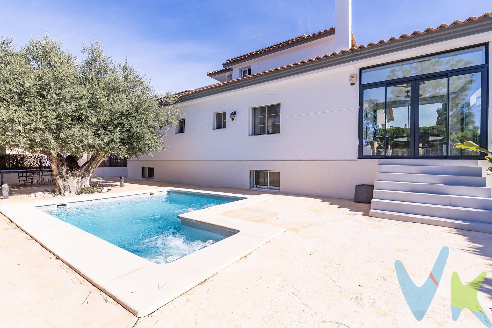 Crea el hogar que siempre has soñado en La Alcayna, una exclusiva urbanización situada en Molina de Segura. Este impresionante chalet moderno te ofrece unos espacios amplios y luminosos. Con una superficie construida de 283 m² sobre una parcela generosa de 458 m² podrás disfrutar del día a día sin agobios. Sus tres acogedoras habitaciones dobles, la principal con baño propio, te regalarán grandes momentos de descanso. Relájate bajo la calidez en invierno del suroeste mientras disfrutas momentos inolvidables junto a tu familia en la espectacular piscina o comparte buenos ratos al aire libre desde su hermosa terraza acristalada equipada con pérgola bioclimática. Además, contarás con garaje para hasta cuatro vehículos y jardín  donde podrás disfrutar aún más del entorno natural lleno de árboles alrededor. Con acceso fácil a autobuses cercanos, centros comerciales y colegios, esta propiedad no solo destaca por sus características modernas como placas solares e instalaciones exteriores todo vallado; sino también por ser parte integral de un estilo vida placentero rodeado naturaleza ideal para familias buscando calidad y comodidad. Para terminar te queremos comentar algo: ¡Descubre una aventura inmobiliaria que combina calidad, pasión y profesionalidad! La confianza que los propietarios han depositado en nosotros es un testimonio de nuestro compromiso en brindarte un servicio excepcional. Aquí viene el detalle especial: al contactarnos directamente, evitarás molestarlos, nosotros seremos tus intermediarios y te proporcionaremos toda la asistencia necesaria. Estamos aquí para facilitarte la documentación e información que requieras, y te prometemos un trato cálido y sin complicaciones. Te informaremos detalladamente de todos los aspectos, incluyendo gastos de la compra y honorarios de agencia que no están incluidos en el precio, para garantizar tu comodidad y tranquilidad durante todo el proceso. Esa es nuestra esencia, proporcionarte #Calma: “Estado ideal de tranquilidad que tendrás al comprar tu casa con nosotros”. Queremos que sepas que tanto la descripción del inmueble como las imágenes que ves son valiosas referencias informativas, en ningún caso tienen carácter contractual. Asimismo, el precio ha sido designado por la propiedad por lo que podría sufrir variaciones y no sería vinculante hasta que se formalice en contrato de compraventa. . . 