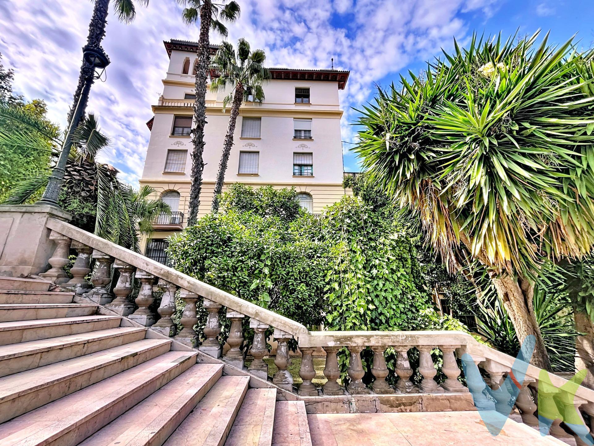 IMPRESIONANTE VIVIENDA EN XÀTIVA: 214 m² de Luz, Carácter y Vistas Panorámicas Únicas. Esta es la oportunidad de VER, SENTIR y VIVIR la elegancia en el corazón de Xàtiva. Ubicada en la prestigiosa Avenida de Selgas, nº 3, te recibe una imponente propiedad de 214 m² donde el encanto clásico y el diseño contemporáneo se fusionan en perfecta armonía. La luz natural te ENVUELVE desde el primer momento, pintando de claridad cada espacio gracias a su doble orientación norte-sur. ASCIENDE hasta el verdadero tesoro: la espectacular terraza comunitaria. Un gran espacio al aire libre exclusivo para solo 8 viviendas, ideal para tus momentos de desconexión o actividad social, y que te regala las mejores vistas panorámicas de la maravillosa ciudad. Siente la solidez y la calidad en cada detalle: la madera maciza de la carpintería interior, los techos altos que aportan amplitud visual, y los ventanales amplios con contraventanas en turquesa. La distribución es un placer para MOVERSE, ofreciendo tres habitaciones dobles que invitan al descanso profundo y dos sencillas, perfectas para un despacho o vestidor. La cocina francesa, amplia y acogedora, está lista para que DISFRUTES del arte culinario. El salón, con sus detalles originales, es el ambiente ideal para compartir y relajarte. Además, la propiedad INCLUYE una plaza de garaje, un auténtico privilegio que te da la LIBERTAD de aparcar sin estrés y sumergirte al instante en la vida vibrante del centro, rodeado de todos los servicios. Ven a DESCUBRIRLA. Una propiedad con alma, carácter y una ubicación inmejorable que tienes que vivir para creer. ------. La descripción del presente inmueble e imágenes tienen mero carácter informativo y en ningún caso carácter contractual, pudiendo ser modificados por la inmobiliaria comercializadora sin que ello implique responsabilidad alguna frente a terceros. En el precio de venta a público, esta propiedad NO incluye los gastos de adquisición (Notario, registro, gestión, honorarios, etc…).