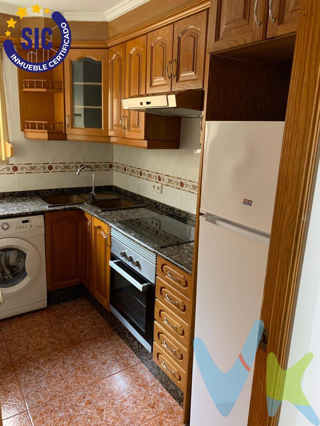 SE VENDE CON INQUILINO CON CONTRATO HASTA EL 2027. (RENTA 522€ (ACTUALMENTE). Se pone a la venta este acogedor piso de 2 habitaciones, con baño completo, cocina independiente y un amplio comedor, ubicado en una zona tranquila y bien comunicada de Alaquàs. Es una opción ideal para quienes buscan un inmueble con rentabilidad inmediata, ya que se vende con inquilino dentro, ofreciendo una oportunidad perfecta para inversores. El piso destaca por su distribución funcional, lo que permite aprovechar al máximo cada espacio, creando un ambiente confortable y acogedor. A pesar de no contar con ascensor, su accesibilidad y ubicación estratégica compensan ampliamente esta característica, siendo un hogar práctico y cómodo. Gracias a su cercanía a servicios, transporte público y comercios, este piso combina comodidad y funcionalidad, haciendo que sea atractivo tanto para residentes como para quienes buscan una inversión segura y estable. INFORMACIÓN LEGAL AL CONSUMIDOR:. El precio indicado no incluye impuestos ni gastos derivados de la compraventa. Gastos a cargo del comprador:. • Impuesto de Transmisiones Patrimoniales (ITP): En segundas transmisiones, el tipo general vigente en la Comunitat Valenciana es del 10% sobre la base imponible, que será el mayor valor entre el precio de compraventa, el valor declarado o el valor de referencia catastral, pudiendo aplicarse tipos reducidos según las circunstancias del comprador. • Honorarios de intermediación inmobiliaria: 4% del precio final de venta con un mínimo de 4000€ + IVA (21%), a cargo del comprador. No incluidos en el precio de venta. • Notaría y Registro de la Propiedad: Los aranceles son oficiales y variables en función del precio y características de la operación. A título orientativo, entre 600 € y 1.000 €. Los gastos se distribuirán conforme a la normativa vigente, salvo pacto en contrario. Las condiciones pueden variar en función de las circunstancias personales y del régimen fiscal aplicable. Otros gastos:. • Gastos de financiación: Tasación, comisiones y condiciones bancarias según la entidad elegida por el comprador. • Gestoría: Servicio opcional, con costes variables en función del proveedor. • Podrán existir otros gastos inherentes a la formalización de la compraventa que correspondan al comprador según normativa vigente. El vendedor asumirá los gastos que legalmente le correspondan, salvo pacto en contrario. El inmueble no se encuentra sujeto, a fecha de publicación, a limitaciones de precio derivadas de normativa de zonas de mercado residencial tensionado. Se facilitará al cliente información detallada y personalizada de todos los costes asociados a la operación, así como la documentación relativa al inmueble, disponible en la sede física de la agencia - Av. Blasco Ibáñez 5 Bajo, 46970, Alaquàs (Valencia) y/o en el medio electrónico habilitado – www.inmueblesvalencianos.net. La agencia actúa exclusivamente como intermediaria en la operación. Cualquier compraventa queda sujeta a la aceptación expresa del vendedor y a la formalización del correspondiente contrato. El presente anuncio tiene carácter meramente informativo y no contractual, pudiendo estar sujeto a errores, cambios o actualizaciones.  . La venta de esta vivienda se gestiona mediante contrato de EXCLUSIVA COMPARTIDA por lo que se trabaja con cerca de 400 Inmobiliarias. 