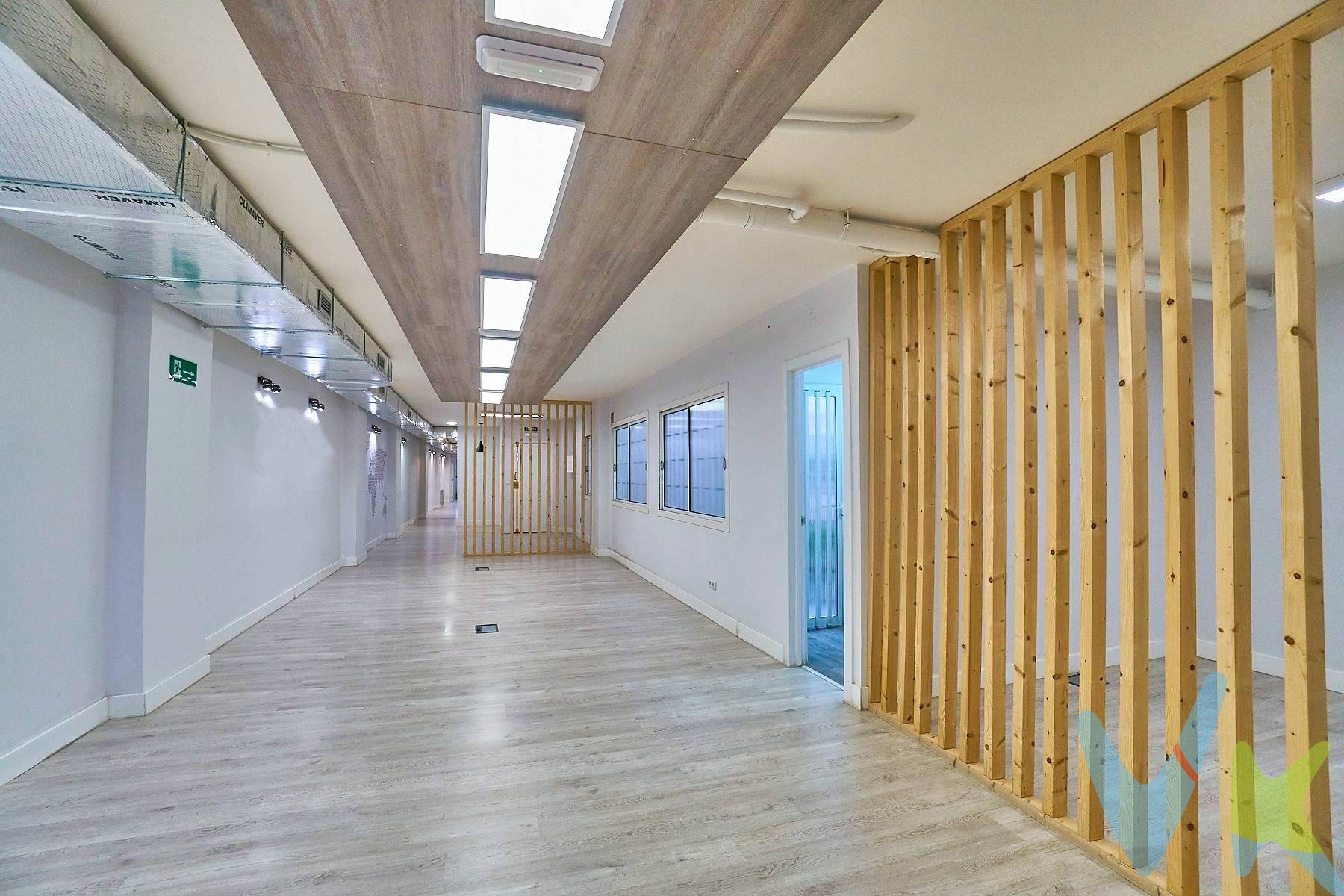 Le ofrecemos esta magnífica oficina  reformada, situada en una de las mejores zonas comerciales de la ciudad y de alta densidad de población, Mesa y López, muy céntrica y bien comunicada, le permitirá establecer su sede de empresa, perfecta para una asesoría, gestoría, centro de estudios, despacho técnico, etc. Con zonas de aparcamiento azules y verdes cercanas y el parking de la Plaza de la Victoria, sus clientes no tendrán problemas en acceder. Tiene dos entradas, una por C/Mesa y López que dispone de ascensor y montasillas para acceso hasta la oficina, y otra entrada por C/ Jesus Ferrer Jimeno que está a nivel de calle. Hay un conserje en la entrada que ayudará a los clientes a dirigirse a su oficina. Se trata de una oficina de 218m2 construidos compuesta de dos fincas registrales unidas, fue reformada íntegramente en tabiquería, instalaciones eléctricas, fontanería, baños, aire acondicionado, suelos en tarima flotante. Tiene dos aseos y dos accesos al patio de luces comunitario que sirve de iluminación y ventilación. La reforma ha permitido crear una oficina con un ambiente moderno, espacioso y muy luminoso, con distintos zonas de uso, un recibidor, hasta 6 espacios individualizados para uso como despachos, archivos, almacén, cocina/office y otros espacios diáfanos para colocar varios puestos de trabajo. El aire acondicionado en todas las estancias sin duda ayudará en los días calurosos. El estado es excelente y no necesitará de grandes reformas para establecerse en ella. Si su empresa no necesita tanto espacio, al tratarse de dos fincas registrales y tener dos entradas, es susceptible de volver a dividirse y vender o alquilar la parte que no necesite. Aún así, esta venta sólo se plantea para compradores que la quieran íntegramente. Los gastos de impuestos, registro, notaría y cualquier otro derivados de la venta no están incluidos en el precio PVP. . 