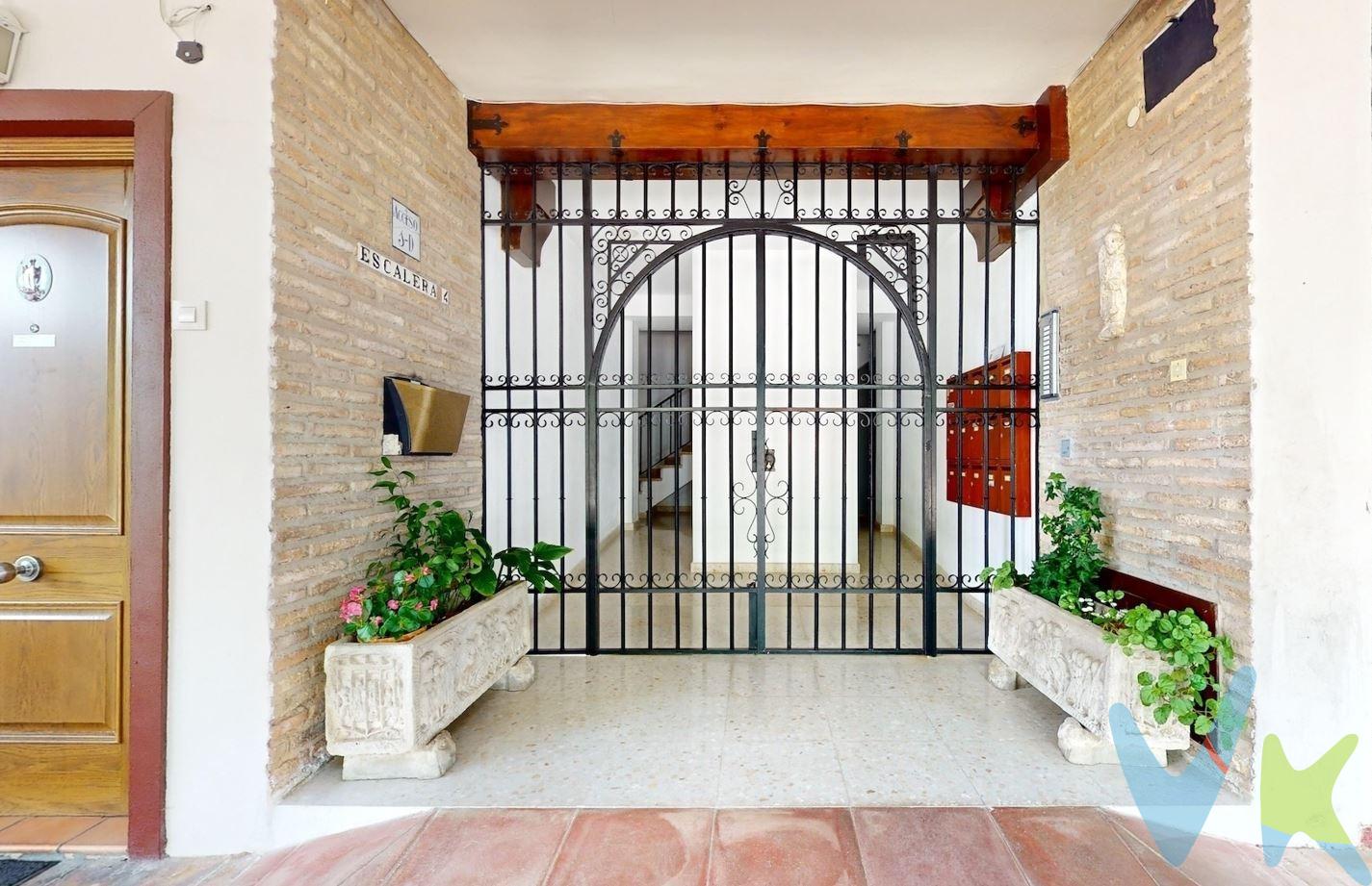 Piso exterior de 84 m² en muy buen estado, completamente reformado. De excelente ubicación, es ideal para quienes valoran el confort y la tranquilidad. La vivienda se distribuye a partir de un acogedor recibidor de entrada que da paso al resto de estancias. Destaca su salón-comedor exterior, bañado por la luz natural, ideal para disfrutar de un ambiente cálido y relajado. Dispone de tres dormitorios (dos dobles y uno individual), todos exteriores y con armarios empotrados, que garantizan luminosidad y espacio de almacenaje. La cocina, independiente y completamente equipada, ha sido renovada con materiales de alta calidad, igual que el resto del piso. El baño es amplio y funcional, con bañera y de diseño moderno. Además, el edificio, cuenta con acceso directo, en ascensor, al trastero ubicado en la azotea y un precioso patio comunitario que aporta un toque especial al conjunto. Un piso ideal para quienes quieren vivir en un entorno histórico sin renunciar a la comodidad. ¿Es lo que está buscando y quiere saber más sobre la vivienda? No dude en venir a verla, le organizamos una visita sin compromiso alguno. INFORMACIÓN IMPORTANTE: En cumplimiento de la normativa vigente tenemos a disposición del cliente Documento de información Abreviada. Los precios indicados no tienen caducidad, pero pueden ser modificados sin aviso previo. Los GASTOS DE LA COMPRA son Según ley (Notaria, Registro e Impuestos) y no están incluidos. Los Honorarios de la agencia no están incluidos. NOTA: Al precio de la vivienda hay que añadirle los gastos de constitución de la escritura de compraventa (Hacienda, Registro, Notaria, Gestión, Tramitación) y de hipoteca si la hubiere.  . 