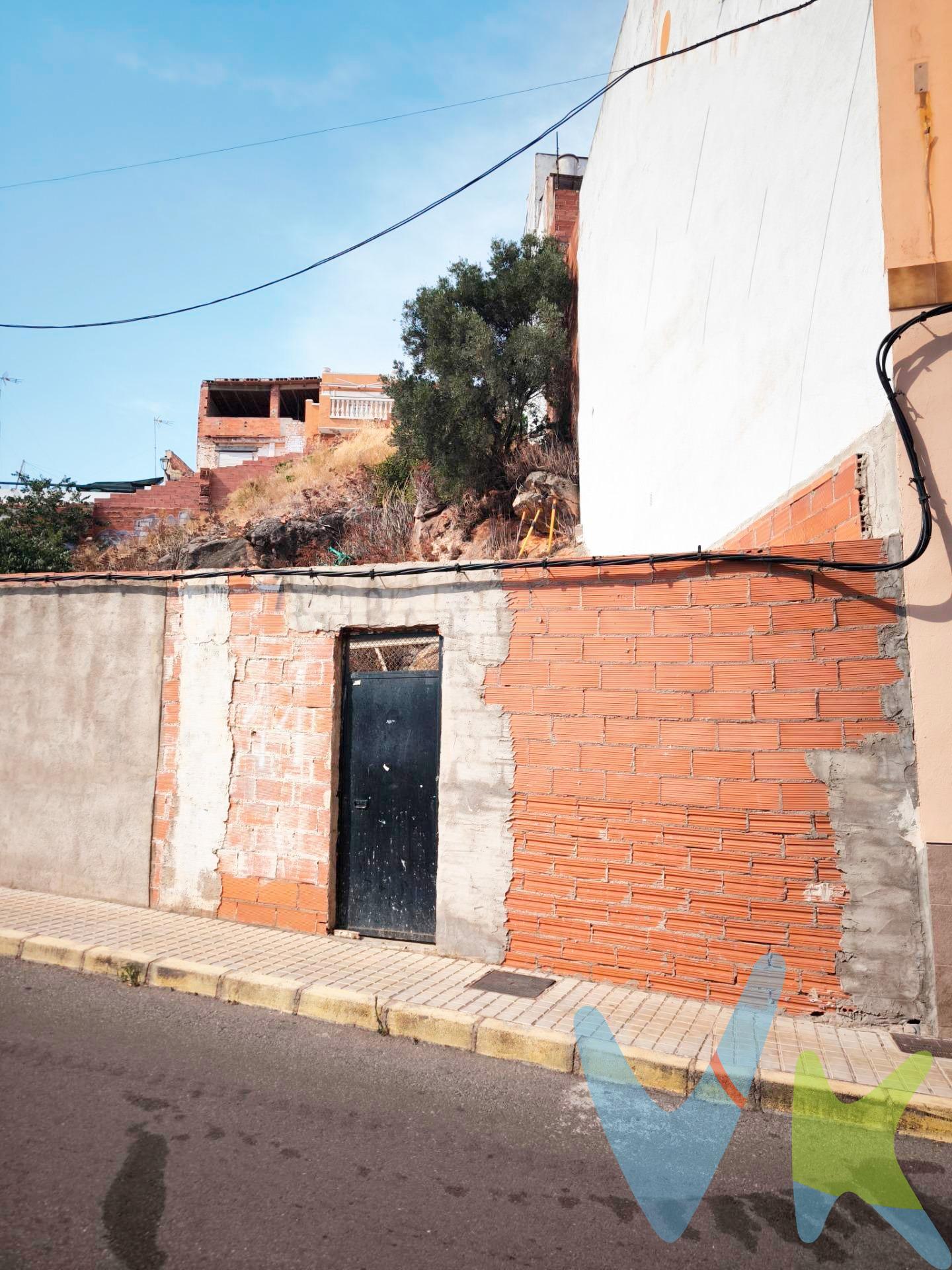 Descubre el lienzo perfecto para materializar tu próximo proyecto inmobiliario. . Ponemos a tu disposición un magnífico solar urbano de 134 metros cuadrados situado en La Vall d'Uixó, una ubicación estratégica que combina la tranquilidad residencial con un excelente acceso a todos los servicios del municipio. Gracias a su morfología, esta parcela ofrece un enorme abanico de posibilidades arquitectónicas. Con sus aproximadamente 5,60 metros de fachada y 24 metros de profundidad, el terreno cuenta con las proporciones clásicas e ideales para el diseño de una amplia vivienda unifamiliar o una espaciosa y moderna casa de pueblo. Características Destacadas:. •	Clasificación del Suelo: Urbano. Listo para solicitar licencia y comenzar a proyectar. •	Superficie Total: 134 m². •	Dimensiones Óptimas: Fachada de 5,70 m x 26 m de fondo. •	Versatilidad: Espacio suficiente para integrar garaje en planta baja, amplias zonas de día y zona de recreo exterior. •	Ubicación: La Vall d'Uixó, un entorno consolidado, con alta demanda residencial y excelentes comunicaciones. Potencial del Activo: Este solar representa una oportunidad fantástica para aquellos que desean autopromover la casa de sus sueños, diseñando cada espacio a su medida desde cero. . No dejes pasar esta oportunidad de invertir en suelo finalista con un excelente potencial de revalorización y desarrollo. Contáctanos hoy mismo para más información, consultar la normativa urbanística de la zona o concertar una visita a la parcela. “El precio del inmueble no incluye los gastos de notaría y registro de la propiedad (que están sujetos a aranceles y varían dependiendo del precio de escrituración), ni los impuestos (que en la Comunitat Valenciana varían dependiendo del precio del inmueble y de las características personales del comprador.”. 