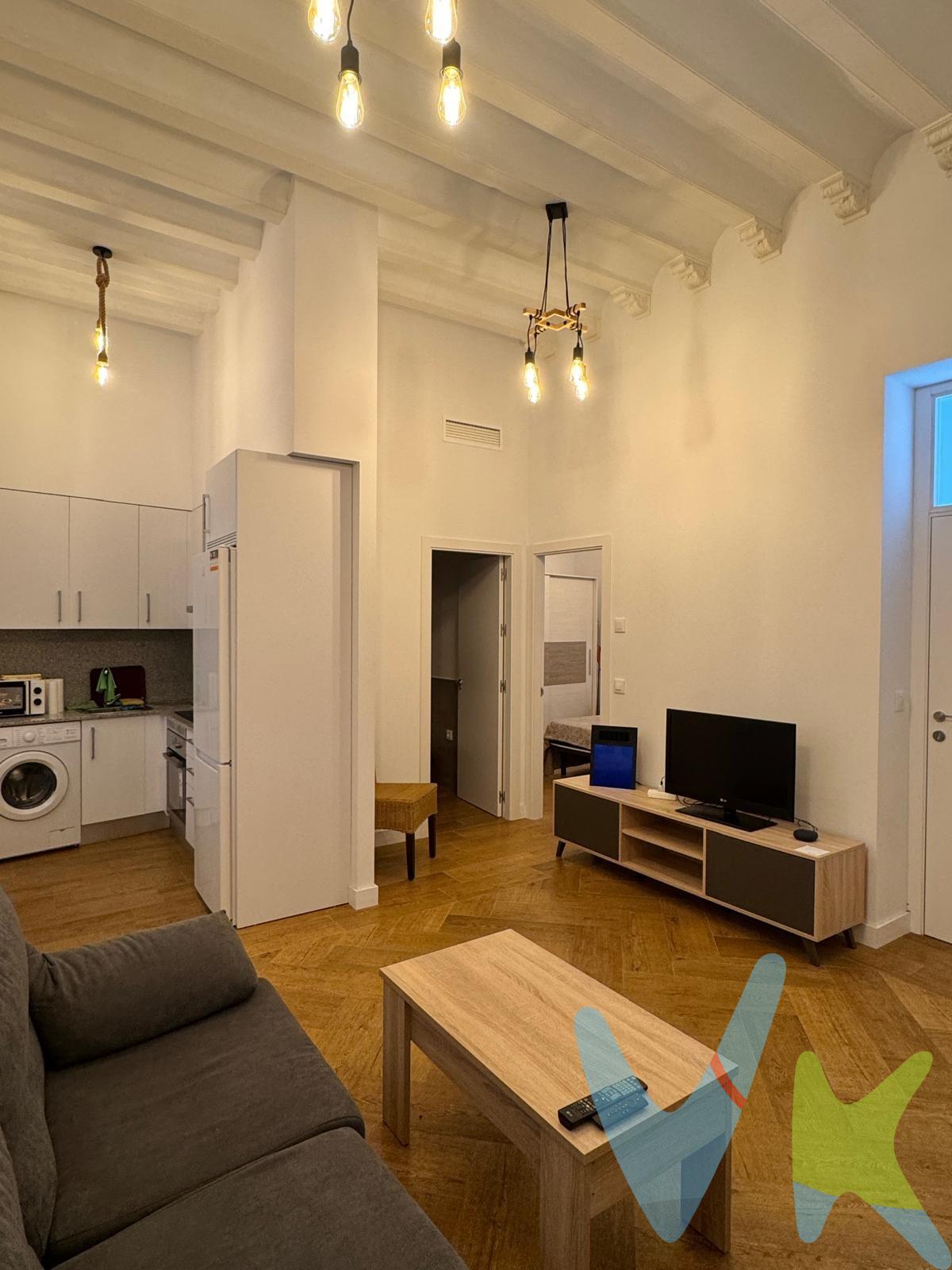 Les presentamos, en exclusiva, este fantástico piso, en una ubicación excelente, entre las céntricas plazas de San Agustín y del Palillero . Se encuentra rodeado de todo tipo de servicios, comercios, restaurantes y monumentos. El inmueble cuenta con un dormitorio dobles perfectamente equipado, que ventila al amplio y luminoso patio comunitario de entrada. Las ventanas de toda la vivienda son de madera y Climalit, y el salón-cocina es exterior a la calle. . El suelo de toda la vivienda es de porcelánico imitación madera, y el piso está recientemente reformado con materiales de primera calidad. Cuenta con un cuarto de baño con amplia placa de ducha. Tambien dispone de preinstalación de aire acondicionado centralizado. . La finca dispone de azotea transitable. El piso se entrega tal y como se muestra en las fotos. . No dude en contactar con nosotros, ¡Infórmese sin compromiso! . Por mandato expreso del propietario, comercializamos este inmueble en exclusiva, lo que le garantiza el acceso a toda la información, a un servicio de calidad, un trato fácil, sencillo y sin interferencias de terceros. Por este motivo, se ruega no molestar al propietario, a los ocupantes de la propiedad o a los vecinos. Muchas gracias por su comprensión. De acuerdo con lo prevenido en el Decreto 218/2005, de 11 de octubre, se informa al cliente que los Gastos Notariales, Registrales, impuesto de transmisiones (ITP), Honorarios de intermediación, Gastos financieros, y otros gastos inherentes a la compraventa no están incluidos en el precio.