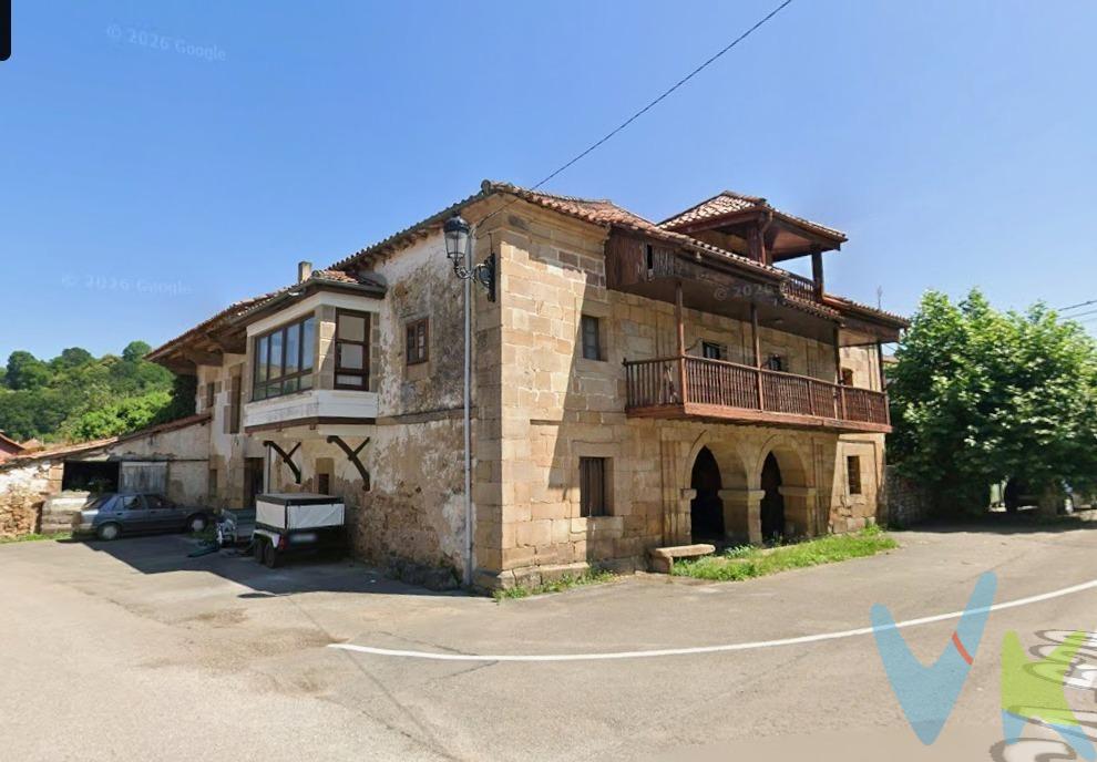 En el municipio de Saro, abrazado por la magia del valle del Pisueña y el aroma a prado eterno de los Valles Pasiegos, presentamos esta casona que guarda el alma señorial de Cantabria en cada piedra tallada y por supuesto manteniendo la esencia pasiega. La edificación a la que se accede a traves de una imponente portalada con dos arcos de medio punto y coronada por una típica balconada montañesa, tiene la distribución típica de la arquitectura de la época, estancias espaciosas, baños y salones con vigas de madera de roble. La reforma que requiere es integral lo que permite redistribuirla y adaptarla al gusto del comprador. Su superficie la hace ideal tanto para negocio rural como para residencia particular, incluso conciliar ambas situaciones. Pese a su estado la estructura es estable y la piedra de sillería le otorga un valor añadido.  La parcela, de carácter urbano, se encuentra rodeada de muro de piedra lo que la otorga intimidad e independencia. La zona dispone de alcantarillado y su comunicación por carretera es perfecta. A escasos 10 minutos de Saron y 25 de Santander, cercanía por tanto a los servicios necesarios sin renunciar a la tranquilidad de la vida rural. Nos gustaría mostrarles la calidez y hospitalidad de la zona y las posibilidades que la propiedad ofrece; démosle una nueva vida a esta propiedad con historia. Los impuestos, gatos de notaría y registro no están incluidos en el precio.