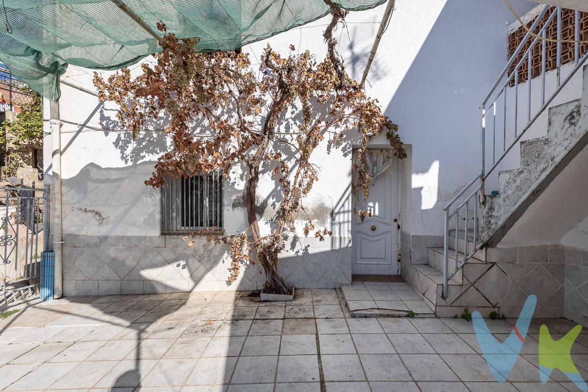 Si quieres vivir en uno de los pueblos más bonitos de la provincia de Granada, te presentamos esta estupenda casa de pueblo que, con una pequeña reforma, podrás hacer completamente tuya. Con orientación sur y situada junto al acceso al Paraje Natural de Los Cahorros, cuenta con varias terrazas desde las que podrás disfrutar de las vistas a la preciosa localidad y a su montaña. La vivienda se distribuye en dos plantas y dispone además de una dependencia exterior. ▪️ 1ª planta consta de amplio recibidor, espaciosa cocina amueblada, gran salón con chimenea, baño completo así como aparcamiento con capacidad para 4 vehículos. ▪️ 2ª planta. Cuenta con 2 amplios dormitorios, uno de ellos con baño en suite así como preciosa terraza. ▪️ Dependencia exterior. Anexa a la casa existe una cuadra y en la parte superior de la misma un granero pajar de donde se puede sacar un apartamento. Observación: En la parte exterior y encima del aparcamiento, donde hoy existe una terraza, se puede edificar un piso. No te lo pienses y llámanos para visitarla. Ref. N360. * Honorarios agencia no incluidos. * Las superficies expresadas en esta página tienen carácter descriptivo y son aproximadas. * Los precios pueden ser susceptibles de modificación sin previo aviso. * Esta propiedad se vende sin muebles.