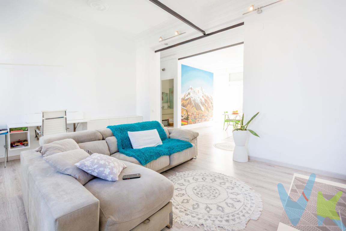 Viva el auténtico estilo de vida Valenciano.Amplia vivienda situada en pleno centro de Valencia, diseñada para quienes buscan espacio, luminosidad.Sus techos altos aportan una sensación de amplitud excepcional, mientras que la decoración en blanco potencia la luz natural y crea un ambiente elegante, moderno y listo para entrar a vivir. La vivienda dispone de dos baños completos, acabados de alta calidad y una distribución pensada para disfrutar del confort diario.Uno de sus mayores atractivos son sus vistas completamente despejadas, algo muy poco habitual en el centro de la ciudad, que permiten disfrutar de luz y privacidad durante todo el día.Ideal para compradores internacionales que desean establecer su residencia en Valencia, teletrabajar desde una ciudad con calidad de vida reconocida internacionalmente o realizar una inversión segura en una de las ciudades más demandadas de Europa._______________  La comercialización del presente inmueble se realiza en régimen de exclusiva, garantizando a la propiedad una gestión profesional, coordinada y sin interferencias externas. Trabajamos bajo el modelo de exclusiva compartida, colaborando activamente con otras agencias y profesionales que representen a posibles compradores o arrendatarios, con el objetivo de maximizar la difusión y las oportunidades de cierre.Por respeto a la propiedad y a sus ocupantes, se ruega no molestar directamente a propietarios o inquilinos. Para cualquier información adicional, concertar visita o plantear colaboración profesional, deberán dirigirse exclusivamente a nuestra oficina.La información contenida en este anuncio (incluyendo superficies, distribución, características, imágenes, planos y precios) tiene carácter meramente informativo y orientativo, no contractual, pudiendo estar sujeta a modificaciones, errores u omisiones sin previo aviso. Las superficies indicadas son aproximadas y no tienen carácter vinculante.El precio publicado no incluye impuestos ni gastos derivados de la operación (ITP, IVA, AJD, notaría, registro, gestoría u otros que legalmente correspondan).En caso de compraventa, los honorarios de intermediación inmobiliaria no están incluidos en el precio y serán satisfechos por la parte compradora de forma independiente, salvo pacto distinto.En caso de arrendamiento, la renta indicada no incluye suministros ni otros gastos repercutibles salvo indicación expresa en el anuncio. Las condiciones económicas y jurídicas definitivas se establecerán en el correspondiente contrato conforme a la normativa vigente. Los honorarios profesionales se aplicarán conforme a la legislación en vigor en el momento de la formalización del contrato.La propiedad podrá ser retirada del mercado o modificada en sus condiciones sin previo aviso, estando la oferta sujeta a disponibilidad. 