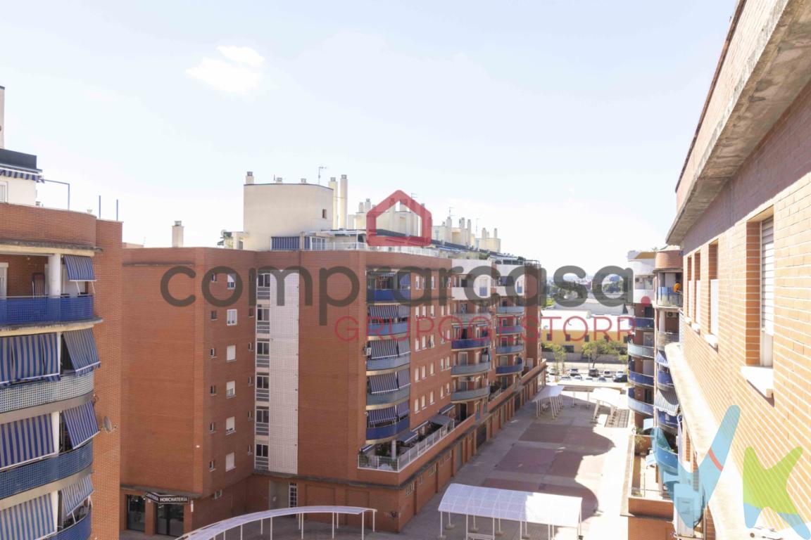 Estupendo piso en Alaquàs (Valencia), en la calle Pasaje 25 de Abril, a la entrada desde Torrent, en zonas nuevas y amplias. PRINCIPALES CARACTERISTICAS:3 dormitoriosCocina grande, con capacidad para mesa y con galería.Comedor amplio y luminoso.2 BañosBalcónPlaza de GarajeTrastero (en edificio colindante)Zona inmejorableInmueble sujeto a periodo de SUBASTA, solo se puede pujar hacia arriba, NO se puede ofertar por menos dinero durante un periodo de subasta. Llámanos y te damos toda la informaciónSe vende tal cual está y como se ve en las fotos. NO tiene suministros de agua ni de luz dados de alta.SIN COMISIÓN AL COMPRADORSE PUEDE OBTENER HASTA EL 100 % DE FINANCIACIÓN SI TIENES INGRESOS DEMOSTRABLES. No lo dudes, pregúntanos para más información y poder asesorarte.El precio publicado NO incluye:- Los gastos de notaría- El impuesto de transmisiones patrimoniales, que es del 10 % (salvo supuestos de bonificación por el comprador)- Los gastos del registro de la propiedad.- La tasación del inmueble si fuera necesaria.Asimismo no incluye ningún otro gasto asociado que no este específicamente indicado que esta incluido. Los datos e información contenida en este anuncio es meramente informativa, por lo que no tiene carácter contractual, pudiendo contener errores, reservándose la inmobiliaria a poder modificarla en cualquier momento. Para saber más sobre el mismo no dude en ponerse en contacto con nosotros.