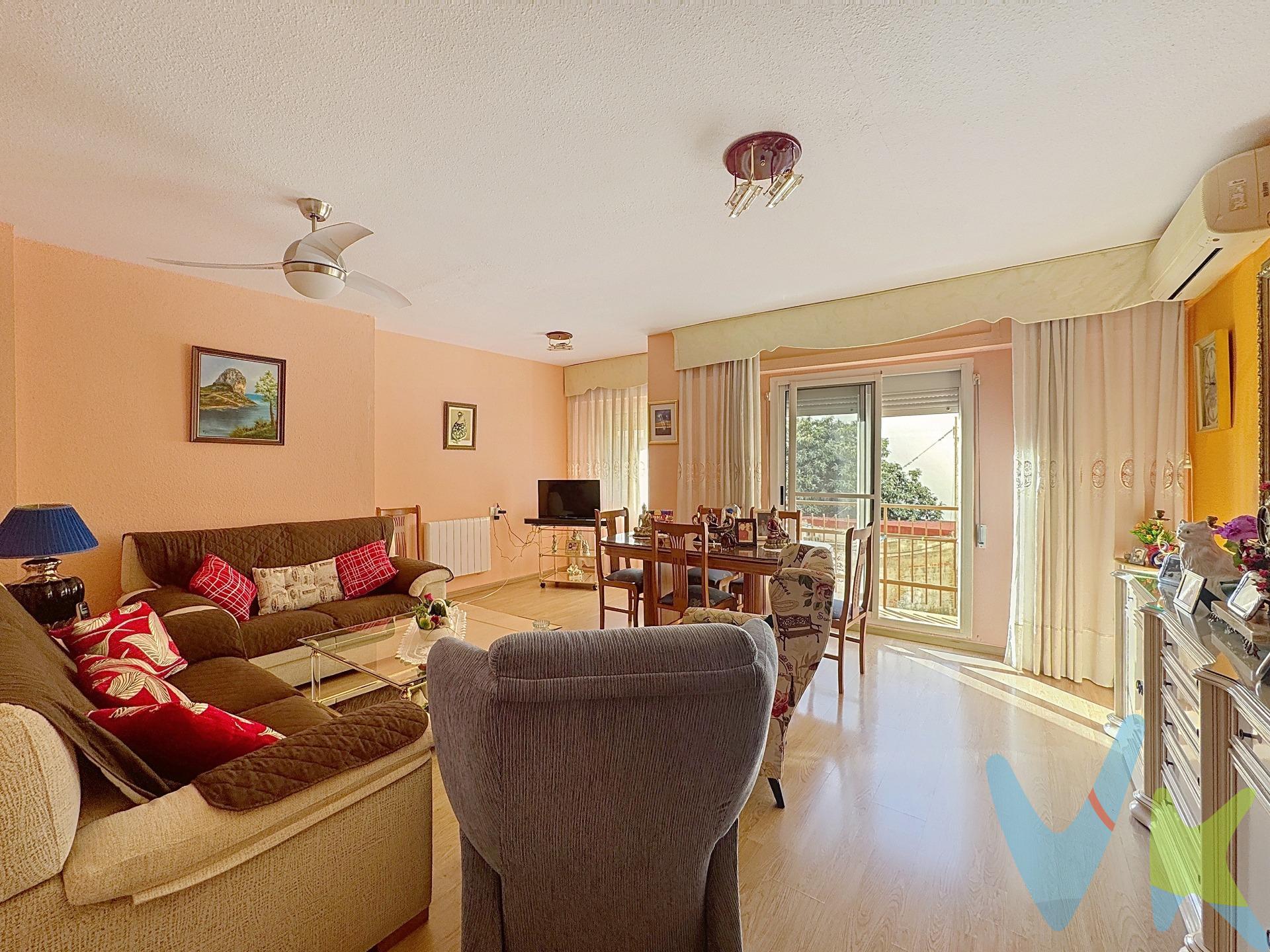 Se presenta una inmejorable oportunidad de adquirir un primer piso con ascensor. Distribución Funcional y Espacios para el Confort. La vivienda, se encuentra en un buen estado de conservación general y ofrece una distribución muy inteligente y funcional. Dormitorios y Baños: El inmueble consta de tres dormitorios de generosas dimensiones, todos ellos luminosos y fáciles de amueblar, proporcionando el espacio personal necesario. Además, dispone de dos cuartos de baño completos, un detalle que añade comodidad y funcionalidad al día a día. Zona Social: El corazón de la vivienda es su amplio y acogedor salón-comedor. Desde el salón se accede directamente a un agradable balcón exterior, un rincón ideal para disfrutar del aire fresco. Cocina y Terraza: La cocina, de carácter independiente, ofrece un buen espacio de almacenamiento, estando perfectamente equipada para el uso diario. Su principal atractivo reside en su acceso directo a una práctica terraza interior tipo patio de luces. Este espacio es invaluable, ya que funciona perfectamente como tendedero privado y una funcional zona de lavandería, aportando luz y ventilación extra a la vivienda. Finca y Ubicación con Valor Añadido. La finca donde se integra la propiedad destaca por contar con ascensor, un factor que facilita enormemente el acceso a la vivienda y mejora la calidad de vida de sus residentes. La ubicación en la calle San Jacinto de Paterna es uno de los mayores atractivos de esta propiedad. La zona garantiza la proximidad inmediata a una completa red de servicios esenciales, lo que permite realizar la vida diaria sin necesidad de grandes desplazamientos:. Servicios: Supermercados, farmacias, pequeños comercios y el centro de salud se encuentran a pocos minutos a pie. Educación y Ocio: Cercanía a centros educativos (colegios e institutos) y a diversas zonas verdes y parques, perfectos para el ocio y el esparcimiento. Comunicaciones: La zona goza de una excelente comunicación, con fácil acceso tanto a las principales vías de Paterna como a las opciones de transporte público (metro y autobús), lo que conecta rápidamente con Valencia y las poblaciones colindantes. PVP 225.000€.  Gastos e impuestos no incluidos en el precio. La compra conlleva impuestos y gastos de formalización para el comprador. A título orientativo se informa que en segundas transmisiones el  ITP  con carácter general en  Valencia  es del  10%, pudiendo existir otros tipos impositivos atendiendo a  las circunstancias  personales del comprador u otras circunstancias previstas legalmente. Base imponible del impuesto el mayor valor entre el precio de compraventa, la tasación o el valor de referencia catastral. En cuanto a los gastos de  notaría y registro, en su caso,  suelen oscilar aprox; entre 1,5% y 2,5% (aranceles variables según precio, n.º de copias y complejidad). El comprador elige notario. Si el comprador precisase de  hipoteca: tasación, condiciones y costes bancarios serán según entidad elegida por el comprador, así como los gastos de gestoría, y cualesquiera otros gastos inherentes a la formalización de la compraventa que legalmente correspondan a la parte compradora, salvo pacto expreso en contrario con el vendedor. El consumidor tiene,  conforme a la normativa vigente, a su disposición información y documentación adicional relativa al inmueble y condiciones de la compraventa, que podrá ser consultada en C/Joaquín Costa 4, bajo 46005 Valencia o urbe2@remax.es. Honorarios de mediación inmobiliaria a cargo del  COMPRADOR: (3% del precio final de venta más IVA (21%), salvo otro pacto.); y  de VENDEDOR (según acuerdo con el mismo). Se informa al consumidor que la agencia actúa como intermediaria inmobiliaria en la operación, estando cualquier eventual compraventa y sus condiciones sujeta a la aceptación expresa del propietario-vendedor y a la posterior formalización del correspondiente contrato.