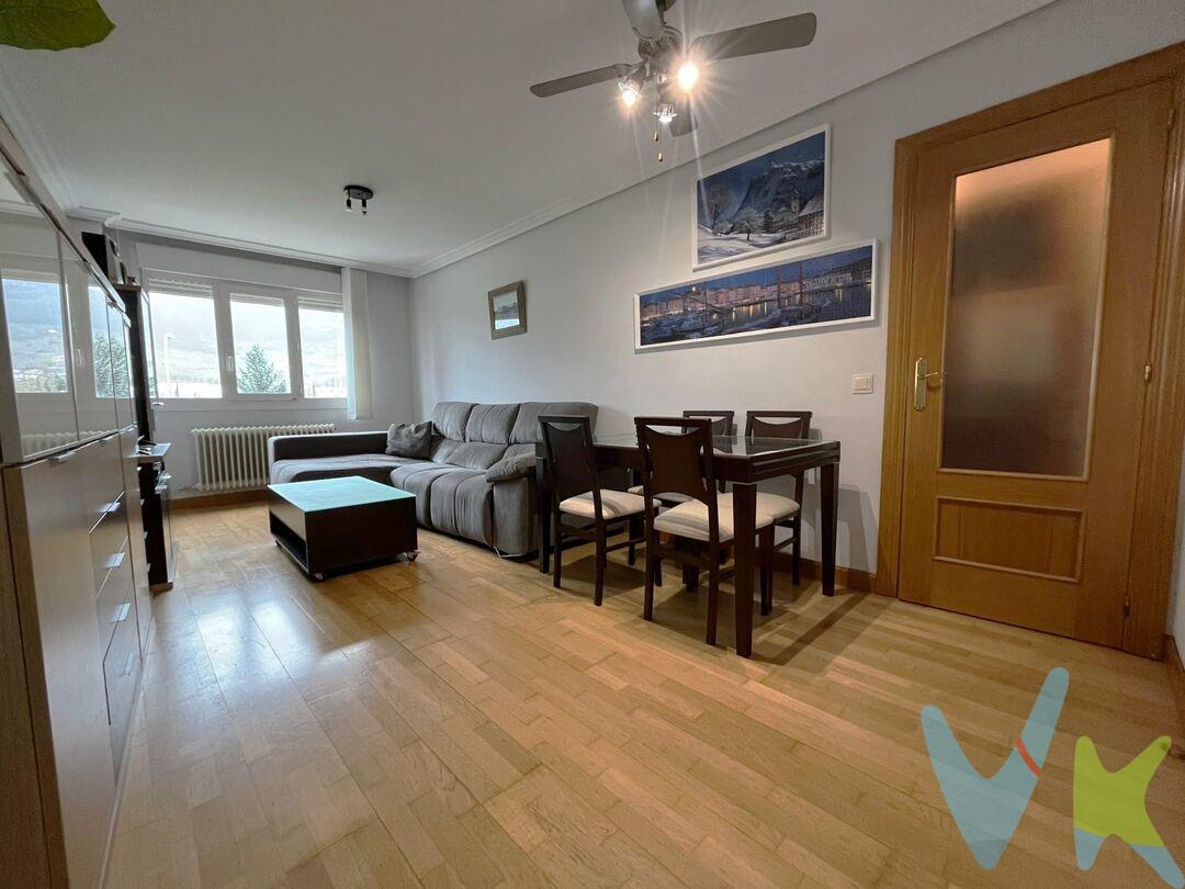 ¡Oportunidad única en una de las zonas más cómodas de la Rochapea! Este impecable piso, ubicado en un edificio de 2002.  Los metros útiles de la vivienda están bien aprovechados, no tiene pasillo, su distribución es correcta, buen recibidor, salón amplio e independiente y el dormitorio principal gozan de vistas despejadas, garantizando luz natural durante gran parte del día, cuenta con acceso a una bonita terraza para uso y disfrute exclusivo, ideal para cenas, zona de juegos o para tu propio jardín urbano, cocina independiente y equipada, un segundo dormitorio, los dos con armarios hechos a medida que maximizan el almacenamiento, baño reformado con plato ducha, puertas de roble, ventanas de pvc climalit.    Eficiencia y ahorro: El edificio dispone de placas solares, pero además, la vivienda cuenta con su propia placa solar en propiedad, lo que supone un ahorro directo y significativo en tu factura eléctrica.    Plaza de garaje incluida.
Situado en un punto clave del barrio, tendrás paradas de autobús y supermercados a un paso.  Además, ofrece una salida rápida y fácil a la Ronda Norte, conectándote con el resto de la ciudad en minutos.
 
Listo para entrar a vivir y disfrutar de todas sus comodidades. Para más información o visitas, no dudes en contactarnos. Estaremos encantados de atenderte.
 
Datos meramente informativos, sin valor contractual. El PVP indicado no incluye impuestos (régimen general del ITP (Impuesto de Transmisiones Patrimoniales) es el 6% sobre el precio de compra) ni gastos de transmisión (notaría, registro, AJD (Actos Jurídicos Documentados), que suma aproximadamente un 2% sobre el precio de compra). Honorarios de la agencia a cargo del vendedor. NO SE COBRA HONORARIOS AL COMPRADOR.