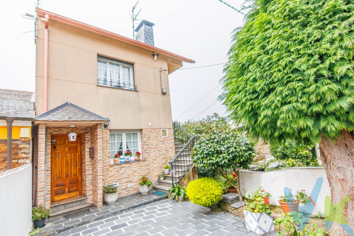  Casa pareada con dos viviendas independientes, terraza y cochera.Se vende casa pareada en Rozadas, Boal, construida en 1988, distribuida en dos viviendas, una en la planta baja y otra en la planta superior.Cada vivienda dispone de su propia entrada independiente desde el exterior, por lo que pueden utilizarse de forma totalmente separada. Actualmente, además, ambas plantas están comunicadas mediante una escalera interior, lo que permite utilizar la propiedad como una única casa si se necesita.Esta distribución ofrece diferentes posibilidades según las necesidades de cada comprador: puede utilizarse como una vivienda familiar amplia, mantener las dos plantas como espacios independientes o disponer de una de ellas para familiares, invitados o incluso como segunda vivienda.La casa cuenta en total con 4 habitaciones, además de salón, cocina y demás estancias. Se encuentra amueblada y equipada con electrodomésticos, lista para entrar a vivir, aunque también ofrece posibilidades de actualización o reforma según el gusto de cada uno.Tambien dispone de una buhardilla con amplias posibilidades.En el exterior dispone de zona ajardinada, con espacio para disfrutar al aire libre, y garaje, que aporta comodidad para el estacionamiento y almacenamiento.Está situada en Rozadas, en un entorno tranquilo y rodeado de naturaleza, con servicios y transporte en las proximidades.Una propiedad con una distribución poco habitual y práctica, especialmente interesante para quienes buscan dos espacios independientes dentro de la misma casa.Para más información o concertar una visita, no dudes en contactar. 