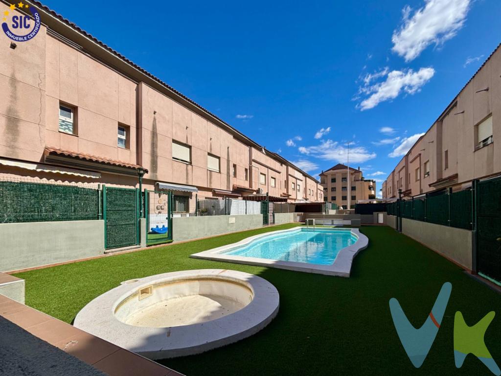 . Racasa Marva  te presenta en EXCLUSIVA  este magnífico adosado ubicado en una urbanización tranquila  cerca del Centro Comercial el Osito, familiar y totalmente consolidada, a tan solo 4 km del núcleo urbano y con excelente conexiónes. Muy cerca encontrarás supermercados, gimnasios, carril bici, colegios , zonas verdes. La vivienda cuenta con 272 m² construidos distribuidos en dos plantas  y un amplio sótano donde `puedes disponer de  otro espacio habitable con con cocina  totalmente independiente de unos 90 m2 aproximados, ofreciendo espacios versátiles, luminosos y confortables. Ideal tanto para vivir como para invertir. 🛏️ Distribución y características:. 3 habitaciones dobles. dos baños completos y un aseo. Salón-comedor muy luminoso con acceso directo a terraza. Cocina independiente completamente equipada. Buhardilla multifuncional con dos terrazas y vistas despejadas. Terraza  y acceso directo a piscina comunitaria. Aire acondicionado por conductos y calefacción por radiadores. 🚗 Sótano con gran potencial:. Garaje doble para 2 coches y  moto, con puerta motorizada. Espaciosa cocina adicional ya instalada. Opción de habilitar un apartamento independiente de unos 90 m², ideal como vivienda para invitados, espacio de trabajo o alquiler. ✅ Ventajas adicionales:. Armarios empotrados en todas las habitaciones. Entrada principal con puerta acorazada y sistema de seguridad. Portal con acceso directo y cómodo, sin escaleras. Una propiedad pensada para disfrutar del confort, la privacidad y la calidad de vida, con una distribución funcional y opciones de ampliación que le otorgan un enorme valor añadido. 📍 No dejes pasar esta oportunidad única en una de las mejores zonas residenciales. ¡Llámanos y agenda tu visita!. La oferta está sujeta a cambios de precio o retirada del mercado sin previo aviso. Este anuncio en su conjunto, incluyendo textos, fotos, imágenes o cualquier otro contenido del mismo, no es vinculante dado que la información es ofrecida por terceros y puede contener errores. Se muestra a título informativo y no contractual. Número de Registro de Agentes de Intermediación Inmobiliaria de la Comunidad Valenciana: RAICV-3991. El precio no incluye lo siguiente: honorarios de la agencia inmobiliaria, impuestos (IVA, ITP) y otros gastos de la Compraventa (notaria, gestoría y registro). Por mandato expreso del propietario, comercializamos este inmueble en exclusiva, lo que le garantiza el acceso a toda la información, a un servicio de calidad, un trato fácil, sencillo y sin interferencias de terceros. Por este motivo, se ruega no molestar al propietario, a los ocupantes de la propiedad o a los vecinos. Muchas gracias por tu comprensión. Si eres agente inmobiliario y tienes un cliente para este inmueble, llámanos: estaremos encantados de colaborar. 