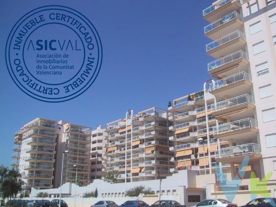 Plazas de aparcamiento en excelente ubicación, a escasos metros de la playa – Peñíscola. Oportunidad de adquirir plazas de aparcamiento en el edificio La Caleta, en Peñíscola, ubicado en una magnífica urbanización y en un entorno privilegiado, a tan solo 200 metros de la playa. Cada plaza cuenta con una superficie estándar de 9,90 m² y capacidad para un vehículo. Al margen de la superficie registral que se transmite, existen espacios libres perimetrales que mejoran notablemente la maniobrabilidad y comodidad de acceso y uso. Las plazas se distribuyen en dos áreas diferenciadas: una zona cubierta por el propio edificio y otra zona exterior con cubierta metálica, ofreciendo distintas opciones según las necesidades de cada propietario. Su excelente ubicación, a escasos metros de la playa y dentro de una magnífica urbanización, convierte estas plazas en una opción muy interesante tanto para propietarios de viviendas en la zona que buscan comodidad y facilidad de aparcamiento como para quienes buscan una inversión con una ubicación especialmente atractiva. Se encuentran a 2,5 kilómetros del centro urbano y de la zona de servicios, combinando así la tranquilidad y proximidad al mar con un fácil acceso a todos los servicios de Peñíscola.