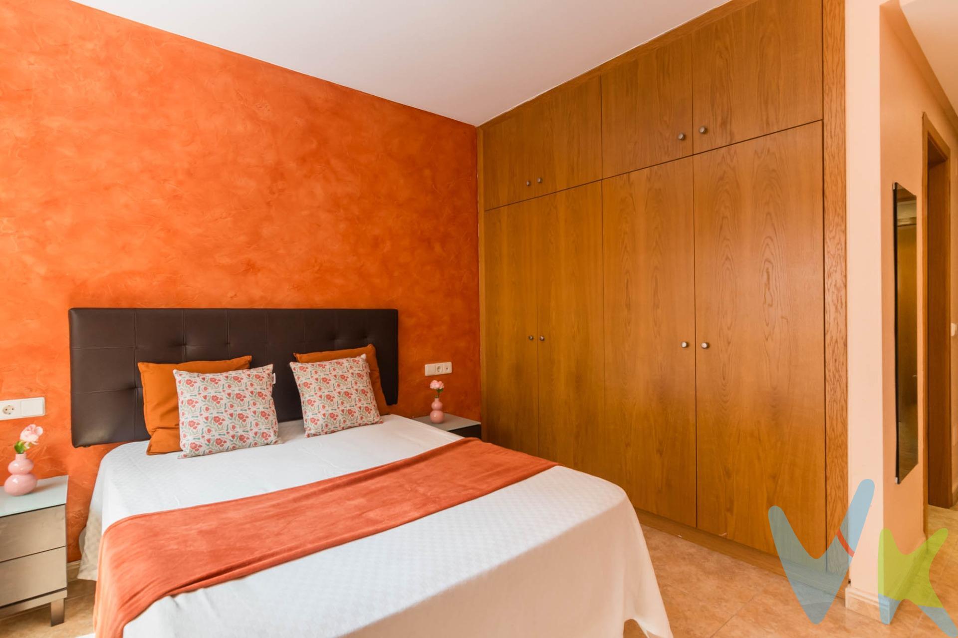 Crea el hogar que siempre has soñado....Se vende precioso piso en el corazón de Los Garres, ubicado en una zona céntrica con todos los servicios a un paso. La vivienda, completamente amueblada y lista para entrar a vivir, dispone de 2 amplios dormitorios, 2 baños completos, una cocina moderna totalmente equipada y un salón acogedor, luminoso y todo exterior. Cuenta además con aire acondicionado central para disfrutar del máximo confort durante todo el año. Incluye plaza de garaje y trastero, lo que añade un plus de comodidad y espacio. Ideal tanto como primera vivienda como para inversión. ¡Una oportunidad que no puedes dejar escapar!. Si necesitas más detalles o información adicional, no dudes en preguntar. Cuando te pongas en contacto con nosotros te informaremos de los gastos que no están incluidos en el precio, gastos de compraventa y honorarios de agencia y te ayudaremos para que tu proceso de compra con nosotros se convierta en un #Calma: Estado ideal de tranquilidad que tendrás al comprar tu casa con nosotros. Por último, te vamos a contar una cosa: Los propietarios han confiado en nosotros y nos han contratado en exclusiva para que les ayudemos a vender uno de sus bienes más preciados, su casa, su hogar. Esto para ti, como comprador, será una garantía ya que tendrás acceso a un servicio de calidad, un trato fácil, sencillo y sin interferencias de terceros. Por eso, te vamos a pedir un favor, habla con nosotros, no los molestes, te vamos a ayudar en caso de interés en todo el proceso y te vamos a facilitar toda la documentación e información que precises. Como ya te habíamos dicho, ¡Un servicio de calidad!. *Esta vivienda está amueblada y decorada por nuestro Dpto. de HomeStaging, de manera neutra y despersonalizada con muebles de cartón y/o reales y objetos decorativos. Estos objetos y mobliliario no están incluidos en la vivienda