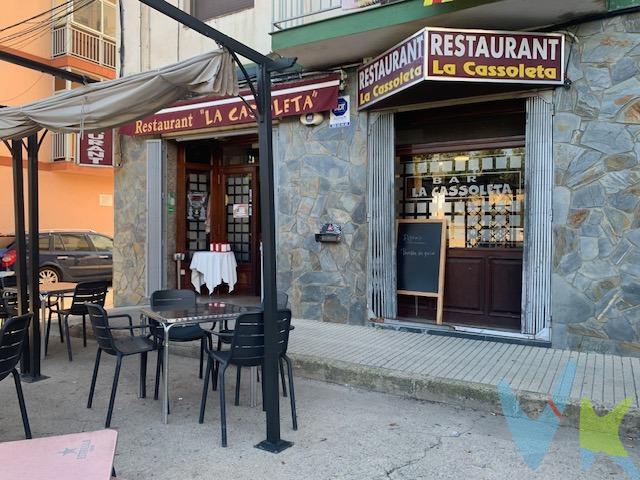 Se venden dos locales, uno montado como bar restaurante en funcionamiento y el otro como almacén. El restaurante de 81m² construidos está distribuido en sala con 11 mesas, barra, cocina montada con salida de humos. Climatización, ventilador y estufa de leña. Situado a pie de carretera por donde circulan bicicletas y motos. Con una terraza donde se montan entre 6 y 8 mesas. Proximamente se instalará el CAP de referencia en la zona.