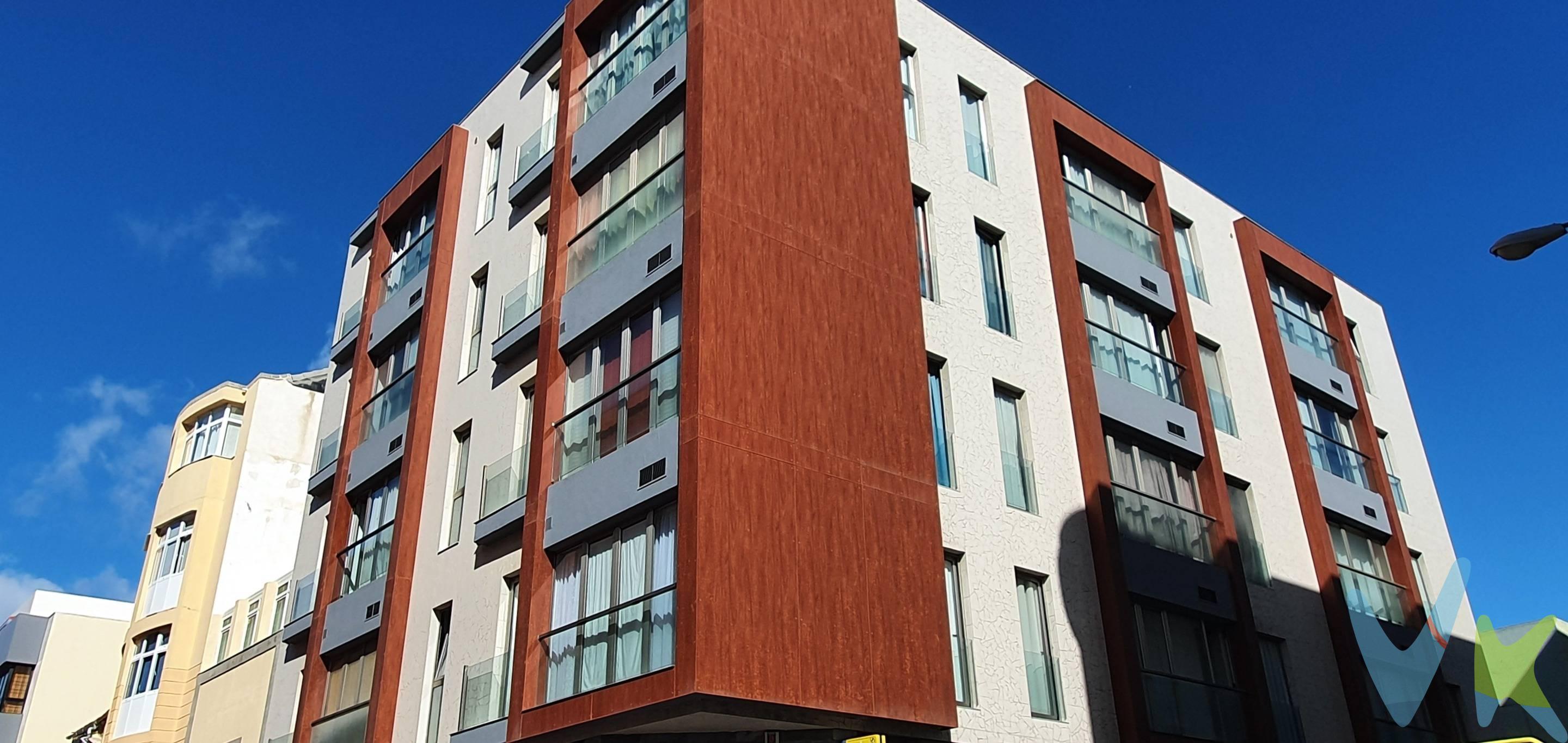 A la venta este estupendo piso de 70 m2 con plaza de garaje y trastero, situado en el barrio de Guanarteme. La localización de esta vivienda es inmejorable ya que está situada a tan solo 50 metros de la Cícer, en la Playa de las Canteras, considerada una de las mejores playas urbanas del mundo y además se encuentra muy cerca del Auditorio Alfredo Kraus y del centro comercial Las Arenas, del gimnasio Go Fit y a pocos minutos de la avenida Mesa y López. El inmueble se distribuye en 2 habitaciones amplias, salón-comedor, amplia cocina con lavadero y baño. Además dispone de plaza de garaje y trastero en la planta -1. Desde el salón y el dormitorio principal se puede disfrutar de unas bellas vistas al mar siendo un piso muy luminoso ya que da al exterior y también tiene ventanas al patio y además dispone de amplios armarios empotrados en los dormitorios. El edificio cuenta con ascensor, no tiene barreras arquitectónicas y cuenta con portero y videoportero. Además dispone de dos accesos, uno por la calle Secretario Padilla y otro por la calle California, muy cerca del Paseo de Las Canteras. Sin lugar a dudas, esta propiedad representa una opción segura para aquellos que buscan lo mejor en la zona más cotizada de la ciudad de Las Palmas de Gran Canaria. La proximidad al mar y la facilidad de acceso a los servicios y transporte público, hacen de este inmueble una opción perfecta para aquellos que buscan comodidad y calidad de vida. Cuenta con todos los servicios a su alcance (tiendas de surf, gimnasio, centro de salud, farmacia, supermercados, playa, restaurantes, colegios, centro comercial Las Arenas, Auditorio, plaza del Pilar, paradas de guagua, zonas deportivas, etc). ¡APROVECHE ESTA OPORTUNIDAD PARA CONVERTIR ESTA PROPIEDAD EN SU VIVIENDA! ¡MUY INTERESANTE TAMBIÉN PARA INVERSORES!. Información: en el precio de venta no se incluyen gastos de notaría, registro e impuestos derivados de la misma. Los datos expuestos son meramente orientativos y se encuentran sujetos a errores u omisiones involuntarias.