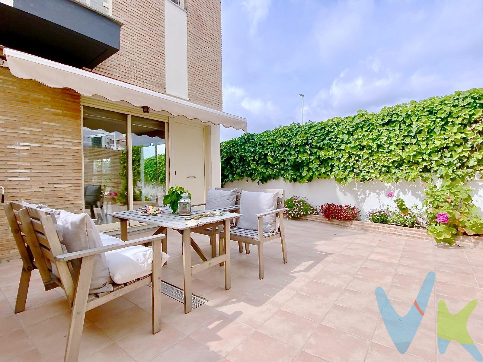 En una zona residencial tranquila y familiar, junto a zonas verdes y con excelentes conexiones, se encuentra este magnífico pareado que destaca por sus amplios espacios, su luminosidad y la comodidad de una vivienda pensada para disfrutar tanto en el interior como en el exterior. La vivienda dispone de una fantástica terraza perimetral privada, perfecta para crear diferentes ambientes de relax, comedor exterior o zona chill out, aportando una agradable sensación de independencia y privacidad. En la planta principal encontramos un amplio salón-comedor muy luminoso, con acceso directo a la terraza, un aseo de cortesía y una gran cocina office totalmente equipada, funcional y muy espaciosa, que además cuenta con un práctico patio interior. La primera planta se distribuye en tres dormitorios y dos baños completos. La habitación principal dispone de baño en suite y una cómoda distribución que aporta privacidad y confort al día a día. La última planta ofrece una gran estancia diáfana con múltiples posibilidades: despacho, sala de juegos, dormitorio principal, gimnasio o zona de ocio, además de acceso a una amplia terraza solárium con vistas despejadas. En la planta sótano la vivienda cuenta con un gran garaje privado con capacidad para varios vehículos y una amplia zona independiente destinada actualmente a trastero y almacenaje. El residencial dispone de piscina comunitaria y se encuentra junto a un bonito parque, en un entorno muy agradable para familias y para quienes buscan tranquilidad sin renunciar a todos los servicios. Una vivienda difícil de encontrar por amplitud, distribución y espacios exteriores, ideal tanto como residencia habitual como para quienes desean una casa lista para disfrutar desde el primer día. Por mandato expreso del propietario, comercializamos este inmueble en EXCLUSIVA, lo que le garantiza un servicio de calidad, un trato fácil, un proceso sencillo, rápido y sin interferencias de terceros. Por este motivo, se ruega no molestar al propietario, a los ocupantes de la propiedad, a los vecinos o conserjes del edificio o urbanización si los hubiera. Muchas gracias por su comprensión. Si Usted es agencia inmobiliaria y tiene un cliente para este inmueble, llámenos, estaremos encantados de colaborar en esta y otras operaciones. Gestión de Viviendas es una Agencia Registrada con el Nº 1.584 en el Registro Obligatorio de Agentes Inmobiliarios de la Comunitat Valenciana, según el DECRETO 98/2022, de 29 de julio, del Consell, por el que se regula el Registro de Agentes de Intermediación Inmobiliaria