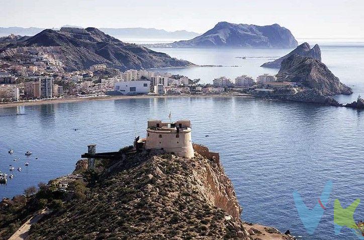 Piso en Venta en Águilas, Murcia
Te presentamos este magnificentemente conservado piso localizado en el encantador Águilas, Murcia. Enmarcado en un edificio con estructura de hormigón, este piso se sitúa en la segunda planta del edificio, que cuenta con cómodos 2 pisos por planta.
Espacios amplios y llenos de luz
Este piso cuenta con un salón amplio embellecido por un mirador que baña la estancia en luz natural. Seguido, nos encontramos con la cocina amueblada, que promete ser un lugar ideal para hacer de la cocina una delicia. Orientación sur, con vistas a la calle de entrada del portal, c Jovellanos.
Habitaciones y baños
El piso dispone de 3 habitaciones, orientadas a un patio vecinal, sin ruidos. Todas las habitaciones están sin armarios empotrados, ofreciendo el espacio perfecto para personalizar a tu gusto. Además, la habitación principal cuenta con baño y una bañera. El baño del pasillo tiene un cómodo plato de ducha. 
Confort y practicidad
Por si fuera poco, el piso dispone de ascensor, lavadero, y mirador. En cuanto a comodidades, la temperatura no será un problema gracias a la calefacción y aire acondicionado por bomba de calor. Sin olvidarnos de la independencia que ofrece el agua caliente individual a gas butano.
Detalles del Piso

 Construcción del año 2001.           
Área construida: 146 metros cuadrados
Orientación: Sur
Comunidad 55€ mes
IBI 250€ año
Garaje y trastero incluido en el precio.
Ascensor

Conclusión
En resumen, esta es una propiedad en excelente estado de conservación y con una ubicación privilegiada. Si estás buscando un hogar en Águilas, Murcia, este piso puede ser el lugar que estás buscando.
 
información válida salvo error tipográfico
Honorarios de intermediación inmobiliaria incluidos en el precio.