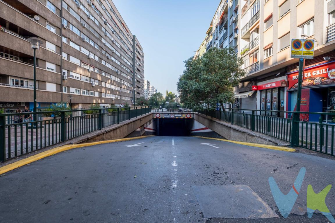 Se vende plaza de garaje en Urbanización Parque Roma, planta -1. Plaza amplia y de fácil maniobra, apta para coche de tamaño normal. Dispone de vigilancia 24 horas y acceso peatonal independiente desde la calle. Ubicación cómoda y segura.