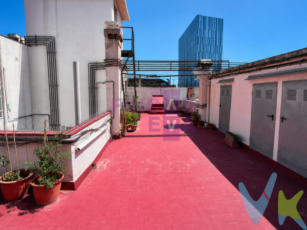 Ubicada en una finca de 1924 en la zona de El Clot, esta vivienda destaca por su altura y luminosidad. Se trata de una 5ª planta real, con ascensor, lo que garantiza tranquilidad y excelentes vistas despejadas.Con 55m² construidos, la vivienda se distribuye de forma muy funcional. Dispone de dos dormitorios dobles. Un baño completo, equipado con plato de ducha que ofrece comodidad y practicidad.La cocina es abierta al salón-comedor. Dispone de luz natural en todas las estancias. Se encuentra en perfecto estado.Honorarios incluidos en el precio de venta.Los impuestos derivados de la compraventa y los gastos de notaría, registro y gestoría no están incluidos en el precio y serán asumidos por la parte compradora.