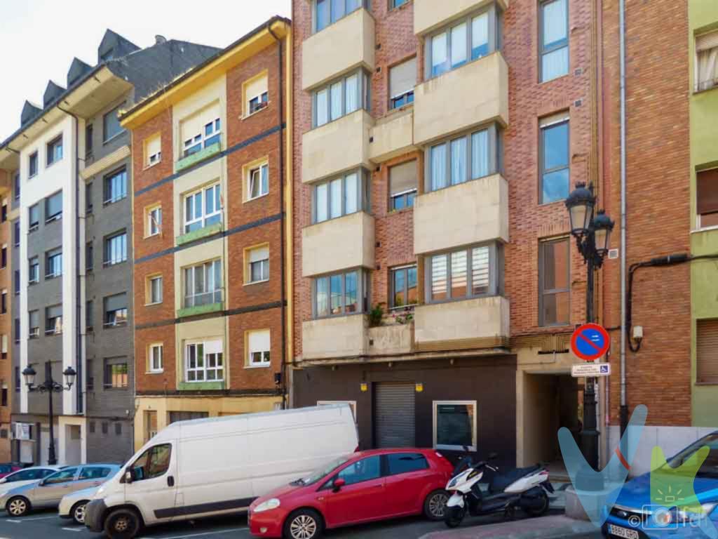 ¿Necesitas más espacio? Ponemos en venta este fantástico trastero con luz natural de algo más de 30 metros cuadrados. Accesible a través de escaleras y/o ascensor. El suministro eléctrico es individual y actualmente se encuentra dado de alta. 