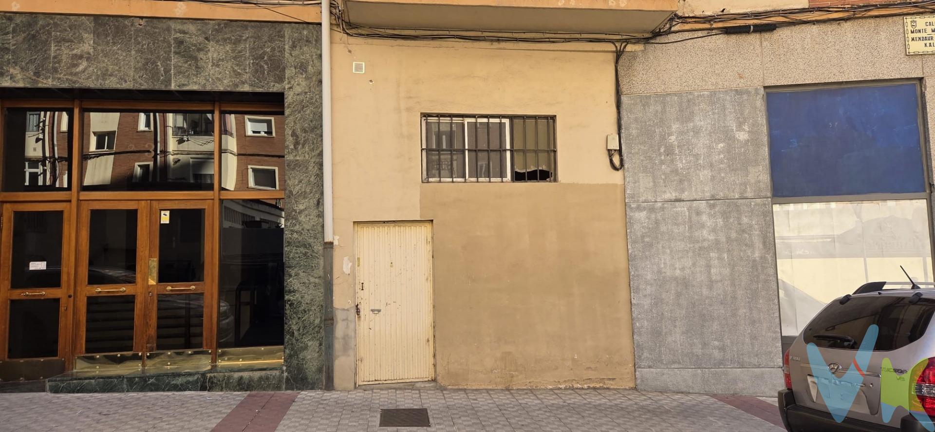 Bajera para reformar con entreplanta y un aseo. Espacio de 39 metros con posibilidad. Gastos e impuestos no incluidos. 