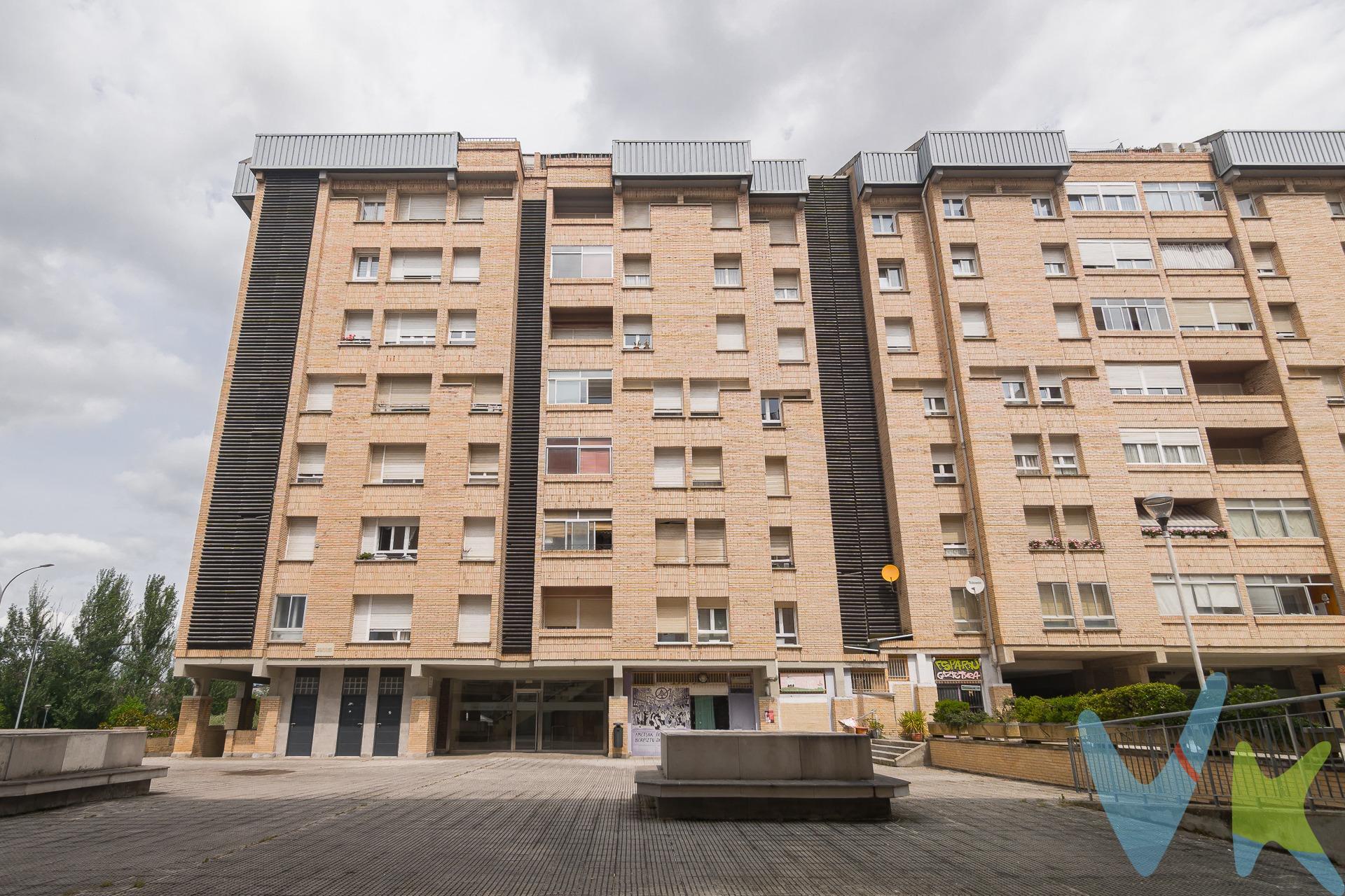 Se vende acogedor y luminoso apartamento de 42 m² construidos (34 m² útiles), situado en una quinta planta con ascensor en una de las zonas más céntricas y con más servicios de la Urbanización Zizur, a un paso de la zona del Ayuntamiento donde encontramos supermercados, fruterías, cafeterías.. y todos los servicios que necesitas. Distribución y características principales:. Salón-comedor: 15,50 m², muy luminoso y con espacio bien aprovechado. Cocina independiente: 5 m². Dormitorio: 8 m², con buena capacidad de almacenamiento. Baño completo. Plaza de garaje incluida en el precio. La vivienda cuenta con calefacción central, agua caliente central con contador individual. Otros datos de interés:. Gastos de comunidad: 105 €/mes (incluye calefacción). Edificio con ascensor. Muy buena ubicación: supermercados, transporte público, zonas verdes y acceso rápido a Pamplona. ¡Una excelente oportunidad para entrar a vivir o como inversión segura!. Para más información o concertar una visita, no dudes en contactar sin compromiso. (Los datos y superficies publicados en este anuncio son aproximados y meramente informativos, sin valor contractual. El precio de venta al público no incluye impuestos ni gastos de transmisión.)
