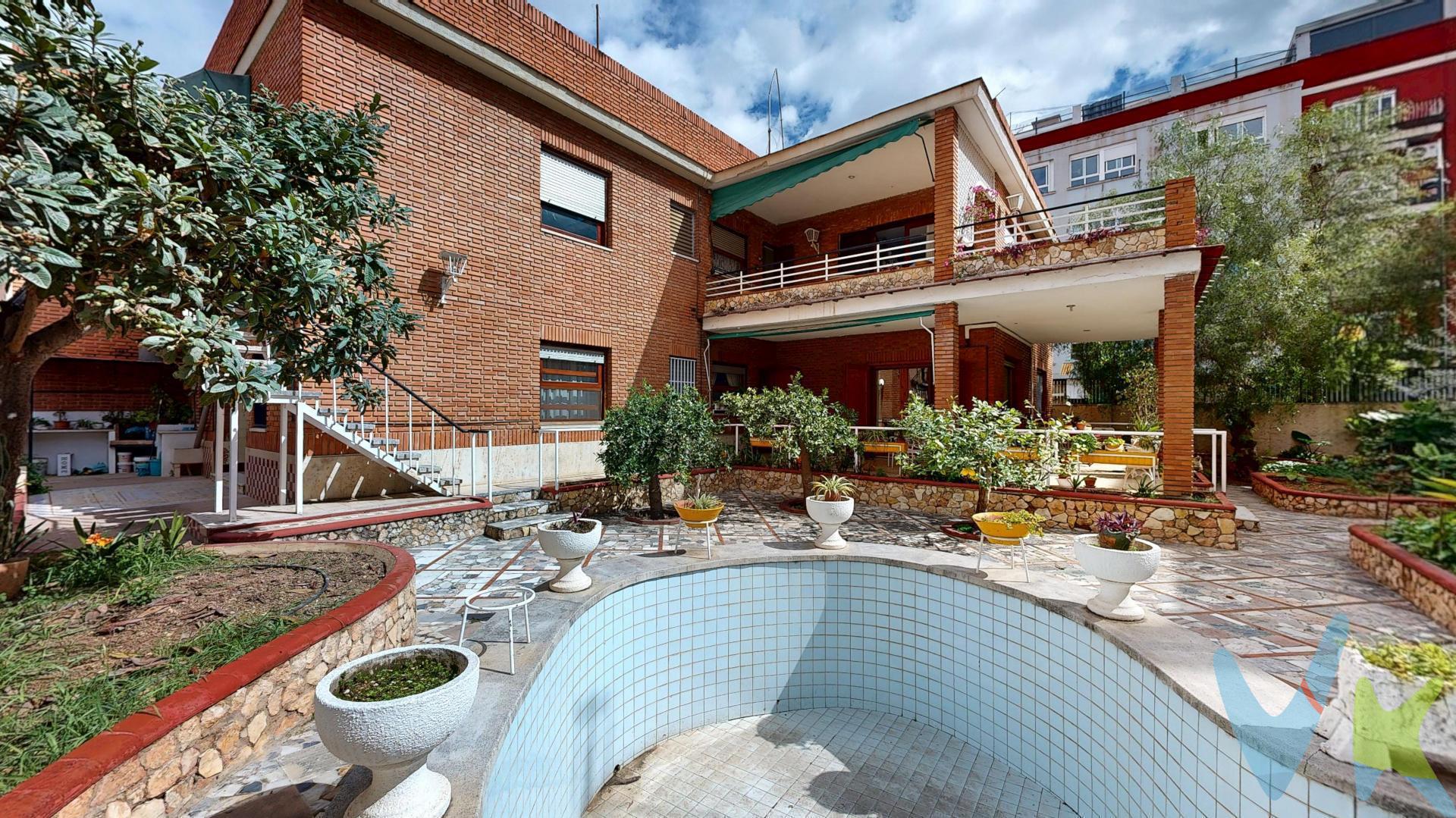 ¿Buscas una propiedad única en Torrent? ¡¡¡Esta es tu oportunidad!!!

Te ofrecemos una propiedad con una gran calidad de construcción que en su época fue una de las más destacadas de Torrent, tanto por su calidad, diseño, dimensiones, ubicación…etc. En estos momentos, necesita una reforma para modernizarla y adaptarla a los nuevos tiempos.

Es una propiedad con muchas posibilidades, puedes transformarla en la casa de tus sueños, pero también se pueden hacer dos pisos de lujo de grandes dimensiones con garaje y trastero en edificio secundario, o bien, se puede renovar y rentabilizar en alquiler en viviendas separadas y/o habitaciones (se podrían conseguir entre 10 y 15 habitaciones con baño,…etc), incluso se puede construir un nuevo edificio desde cero.

¿Quieres verla bien? No dudes en llamarnos para ir a visitarla. Pero como anticipo, tienes la posibilidad de realizar un tour 360º para que la puedas visualizar, tomar medidas, ver tamaños y distribuciones, en definitiva, imaginarte viviendo en esta fantástica vivienda. Si este inmueble te gusta en la visita virtual, en el video o en las fotografías, cuando lo visites personalmente, veras todo el potencial que tiene y todo lo que se puede hacer.

Esta propiedad ubicada en una parcela esquinera que recae a tres calles con una superficie de 606 m2 en la cual esta ubicado el edificio principal de dos plantas con una superficie construida total de 453 m2 más terrazas y un edificio adicional con una superficie construida de 104 m2 en dos plantas de 52 m2 cada una, la planta de baja es garaje y almacén y la parte de arriba zona diáfana. El resto de parcela esta ocupada por piscina, terrazas descubiertas y jardín. 

El edificio principal se distribuye en dos niveles. La planta baja consta de una vivienda con acceso desde un patio o zaguán, distribuida en vestíbulo, comedor, cinco dormitorios, cocina, cuarto de baño, tres aseos y terraza. El piso alto al que se accede por escalera desde el zaguán consta de una vivienda distribuida en vestíbulo, comedor, cinco dormitorios, despacho, cuarto de baño, dos aseos y una terraza recayente al jardín. 

Por mandato expreso del propietario, comercializamos este inmueble en exclusiva, lo que le garantiza un servicio de calidad, un trato fácil, sencillo y sin interferencias de terceros. Por este motivo, se ruega no molestar al propietario, a los ocupantes de la propiedad, a los vecinos si los hubiera. Muchas gracias por su comprensión. 

La oferta está sujeta a cambios de precio o retirada del mercado sin previo aviso. Este anuncio en su conjunto, incluyendo textos, fotos, imágenes o cualquier otro contenido de este, no es vinculante dado que la información es ofrecida por terceros y puede contener errores. Se muestra a título informativo y no contractual. Las medidas, superficies y diseño del plano facilitado son meramente orientativas. El precio NO INCLUYE los gastos de corretaje inmobiliario, impuestos (IVA, ITP, AJD), plusvalía, notaría y registro.
