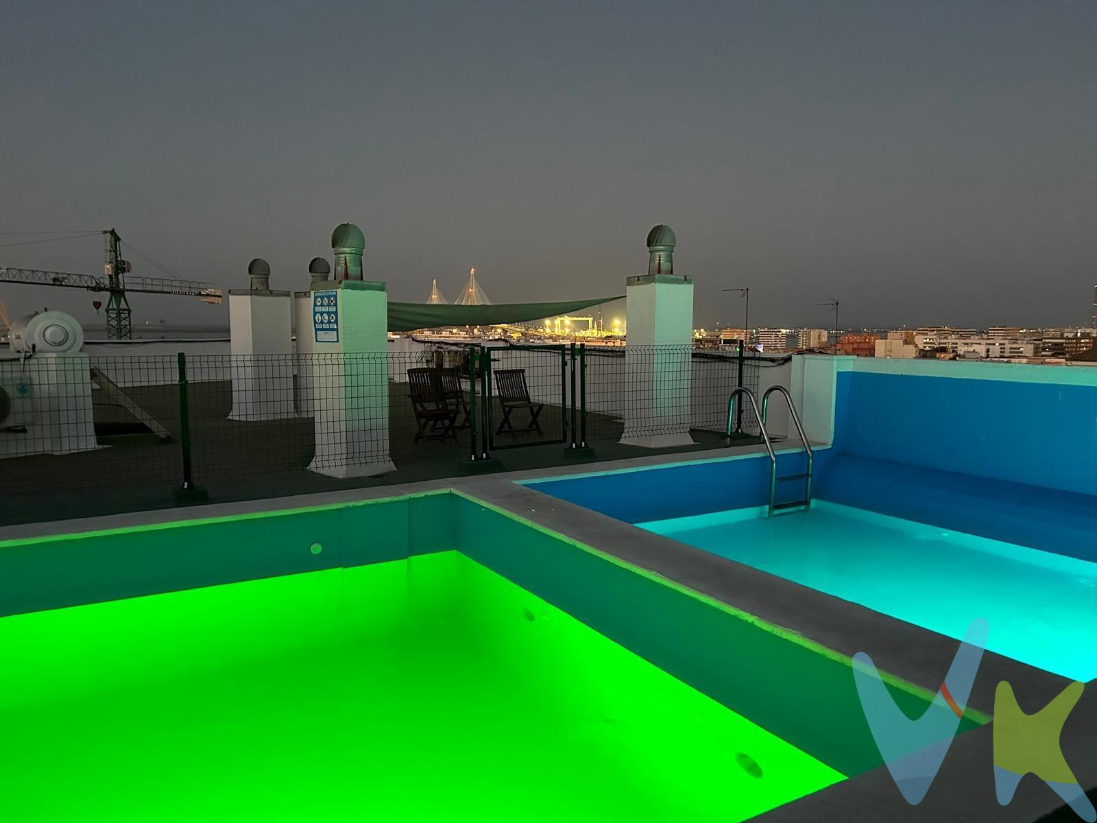 Presentamos la oportunidad de adquirir una vivienda de tres dormitorios y dos baños para reformar y poder crear la casa de tus sueños, adaptándola a tus gustos y necesidades. . Ubicada en una de las mejores zonas de Cádiz, a sólo unos minutos de la playa y muy cerca del centro histórico. Rodeada de comercios, parques, supermercados.. . La vivienda cuenta con acceso a piscina comunitaria en la última planta y con portero físico. No dejes pasar la oportunidad de darle vida a la casa que siempre has soñado!!. Gastos, Impuestos y Honorarios de la Agencia no Incluidos.  Si estás interesado en esta vivienda, contacta con nosotros, te ayudamos a encontrar la casa de tus sueños. 