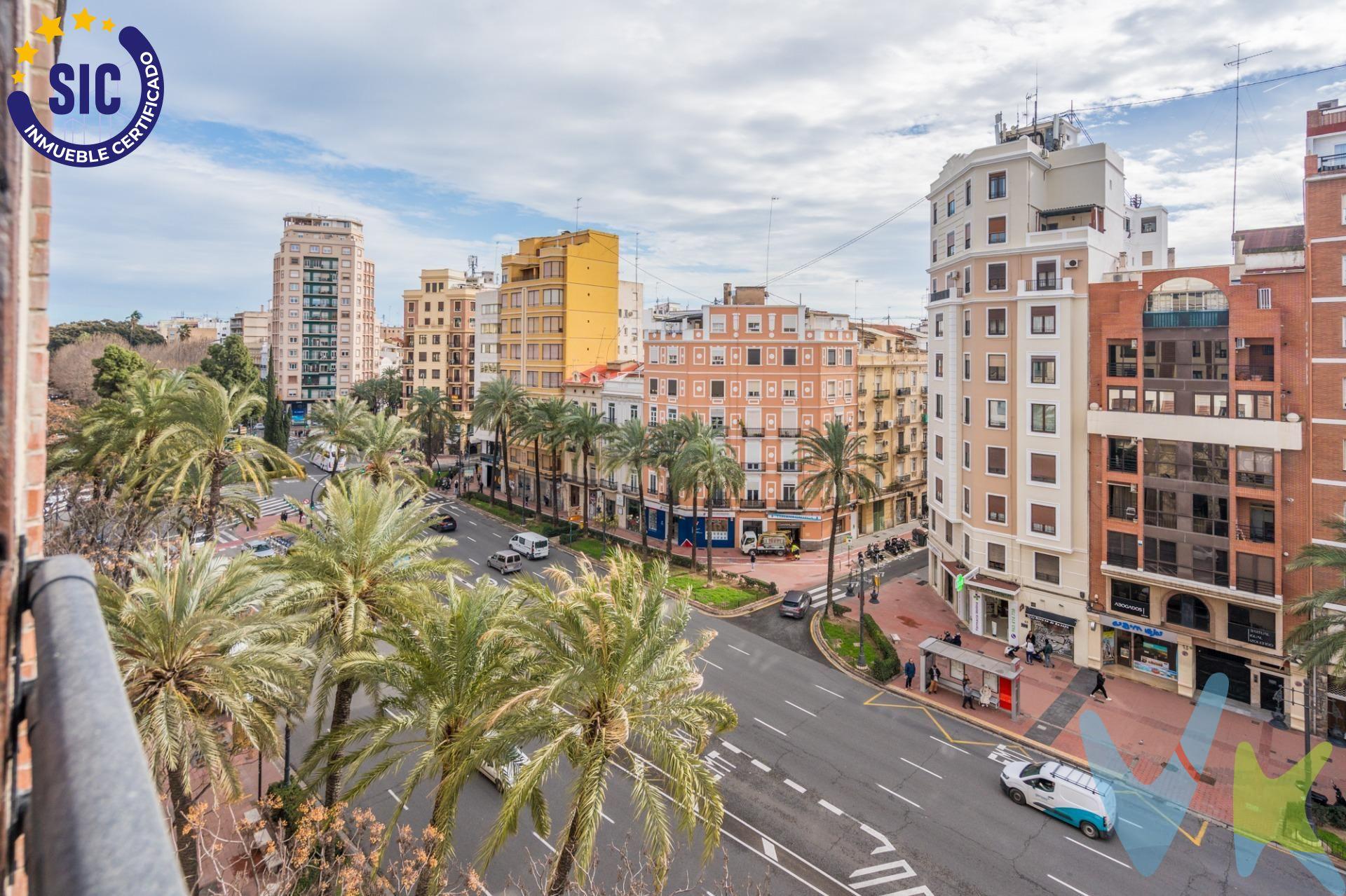 El lienzo en blanco que tu vida merece en el corazón de Valencia. ¿Alguna vez has soñado con techos que parecen tocar el cielo y suelos que cuentan historias? Ubicada en la emblemática Gran Vía Germanías, esta propiedad no es solo una vivienda; es la oportunidad de diseñar tu propia obra de arte. A un paso de la Estación del Nord y de la vibrante Plaza del Ayuntamiento, te presentamos una pieza arquitectónica única que conserva la esencia de la Valencia señorial:. Amplitud y Luz: Estancias luminosas. Detalles de Época: Auténticos suelos de mosaico , cristaleras originales y  techos infinitos con molduras originales que esperan ser recuperados para brillar de nuevo. Potencial Ilimitado: Espacio de sobra para crear esa cocina de diseño, un salón majestuoso o los dormitorios que siempre imaginaste. Todas las comunicaciones posibles: Tren, metro, líneas de autobús. . No estás comprando metros cuadrados; estás comprando el privilegio de vivir donde todo sucede, en un hogar con alma. Ven a verla y deja que esta vivienda te hable. ------------------------------------------------------------------------------------------------------------------. Por mandato expreso del propietario, comercializamos este inmueble en exclusiva, lo que le garantiza el acceso a toda la información. Por este motivo, se ruega no molestar al propietario, a los ocupantes de la propiedad o a los vecinos. Muchas gracias por su comprensión. Si usted es agente inmobiliario y tiene un cliente para este inmueble, llámenos: estaremos encantados de colaborar.