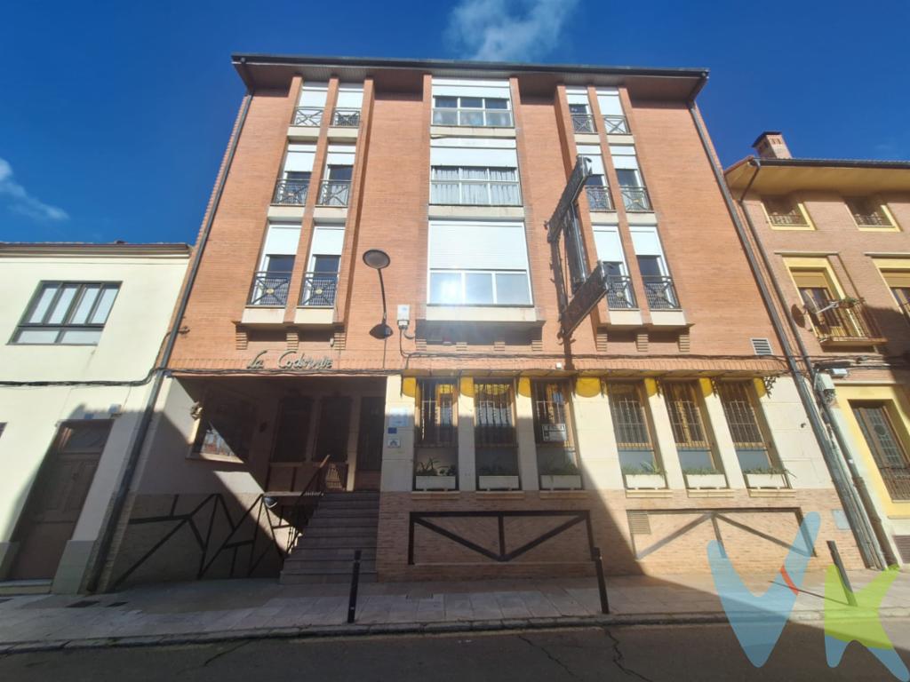 Te presentamos un piso de segunda mano sin ascensor y sin plaza de garaje, pero con unas características únicas que lo hacen una oportunidad excepcional. Características destacadas:Superficie: 141 m² útiles, ideal para familias o para aquellos que buscan amplitud y comodidad.Cocina: Muy amplia, perfecta para los amantes de la cocina y con acceso a una terraza cubierta donde se encuentra la caldera de gas natural para calefacción y agua caliente.Baños: Dos baños completos con bañera, uno de ellos en suite en una de las cuatro habitaciones, para mayor privacidad y comodidad.Habitaciones: Cuatro habitaciones espaciosas que ofrecen múltiples posibilidades (dormitorios, despacho, sala de juegos, etc.).Salón: Salón con chimenea que crea un ambiente cálido y acogedor en invierno y da acceso a otra terraza pequeña y cubierta. Ubicación:Situado en una zona tranquila de Sahagún, este piso te ofrece la oportunidad de vivir en un entorno privilegiado, cerca de todos los servicios y comercios. Precio:79.900EUR ¡No dejes pasar esta oportunidad única! Llámanos hoy mismo para concertar una visita y descubrir todo el potencial de este piso.  Gastos e impuestos no incluidos en el precio. A título orientativo, en segundas transmisiones, el comprador abonará el Impuesto sobre Transmisiones Patrimoniales (ITP). Para consultar los porcentajes del ITP puede hacerlo a través de la web oficial de servicios tributarios . La base imponible será el mayor valor entre precio de compraventa, tasación o valor de referencia catastral. Gastos de notaría y registro aranceles variables según precio, número de copias y complejidad.El comprador escoge libremente notario. El vendedor asume, por ley, los gastos que le correspondan, salvo pacto en contrario. Si se precisa hipoteca: Tasación, condiciones y costes bancarios según entidad elegida por el comprador; así como los gastos de gestoría y cualesquiera otros inherentes a la formalización de la compraventa. De acuerdo con la ley, no se incluyen en el precio otros gastos o tributos que legalmente correspondan al comprador. Honorarios de intermediación inmobiliaria a cargo del vendedor y honorarios de mediación inmobiliaria a cargo del comprador no incluidos.El consumidor tiene derecho, conforme a la normativa vigente, a disponer de información y documentación adicional relativa al inmueble y condiciones de la compraventa. La agencia actúa exclusivamente como intermediaria en la operación. Cualquier compraventa y sus condiciones quedan sujetas en todo caso a la aceptación expresa del vendedor del inmueble y a la posterior formalización del correspondiente contrato. El presente anuncio tiene carácter meramente informativo; la información suministrada se corresponde con la disponible a la fecha de publicación, pudiendo variar en función de las circunstancias o actualizaciones legales, contractuales y fiscales.