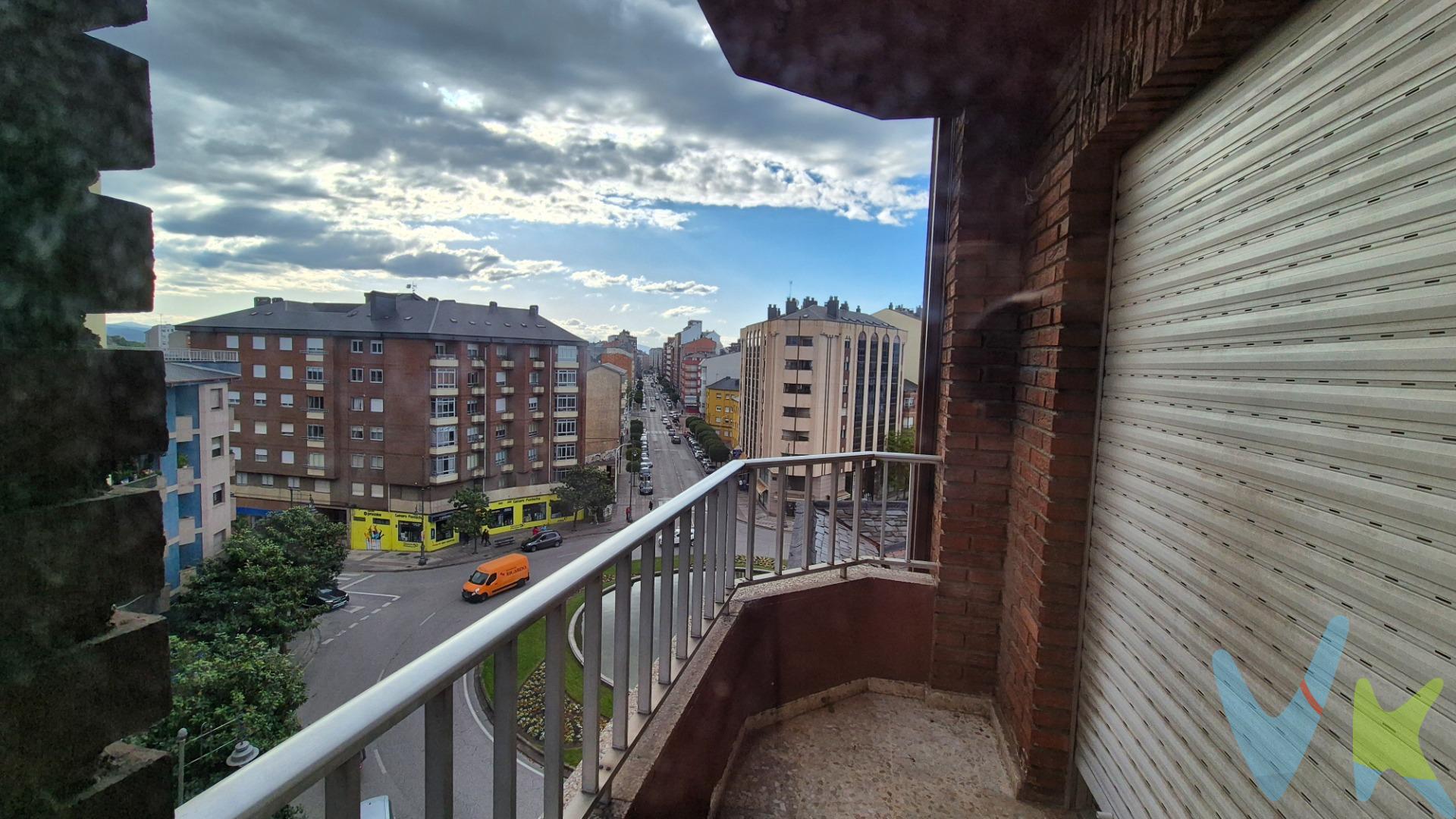 Piso en el centro con vistas espectaculares. Ubicado en pleno corazón de la ciudad, este amplio piso ofrece unas vistas inmejorables del skyline urbano. Dispone de cuatro habitaciones, salón luminoso, cocina independiente, y una terraza privada ideal para disfrutar del entorno. La vivienda se encuentra pendiente de reforma, lo que la convierte en una excelente oportunidad para personalizar cada rincón a tu gusto. Ademas dispone de una plaza de garaje en el mismo edificio. NO INCLUIDA EN EL PRECIO.