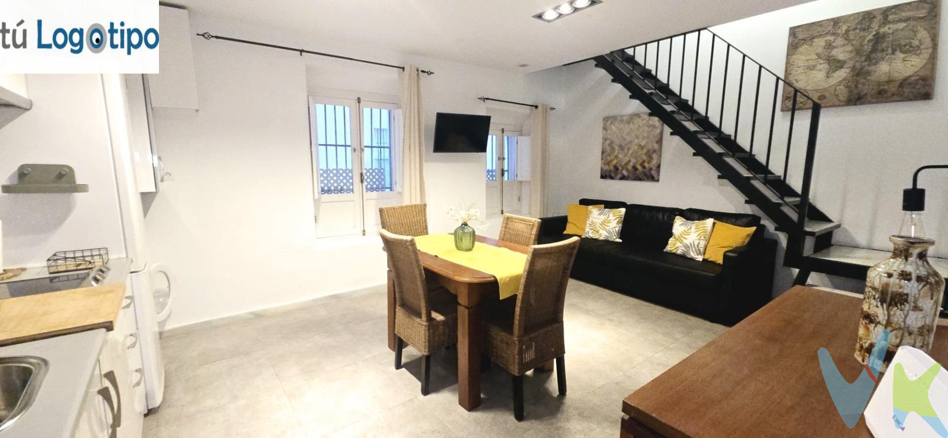 . ¡Exclusivo dúplex en el corazón de Cádiz! Vivienda moderna en una finca señorial rehabilitada . Si buscas un Hogar con encanto en pleno centro de Cádiz, en un edificio histórico rehabilitado y con todas las comodidades modernas, esta es tu oportunidad. . Te presentamos este magnífico dúplex exterior, ubicado en una finca señorial completamente restaurada, a escasos minutos del Ayuntamiento y rodeado de los lugares más emblemáticos de la ciudad. 🌆 Ubicación inmejorable. Vivir en el centro histórico de Cádiz significa disfrutar de la autenticidad de sus calles, la cercanía a comercios, restaurantes, colegios y la facilidad de acceso a todos los servicios. Además, estarás a pocos minutos andando de la Catedral, el mercado central y el paseo del campo del sur . Una finca con historia. El edificio ha sido cuidadosamente rehabilitado para conservar su esencia original, manteniendo elementos arquitectónicos típicos de las casas señoriales gaditanas. Disfrutarás de un impresionante patio central con grandes columnas y suelos de mármol, que aportan elegancia y luminosidad a la finca. Distribución funcional y moderna. La vivienda está distribuida de la siguiente manera:. Planta baja: Salón-comedor con cocina americana integrada, diseñada para aprovechar al máximo el espacio y la luz natural. Planta primera: Dos dormitorios dobles con excelente ventilación y un baño completo con moderna placa de ducha. 🛠️ Calidades y confort. Este dúplex cuenta con acabados modernos y funcionales, pensados para garantizar comodidad y estilo. Sus amplios ventanales permiten la entrada de luz natural, creando un ambiente cálido y acogedor. Una oportunidad única. No dejes pasar la posibilidad de vivir en un entorno exclusivo, en una vivienda con historia y carácter, perfecta para residencia habitual o como inversión con alta rentabilidad. ¡Contacta con nosotros para más información o para concertar una visita!. Gastos, impuestos y Honorarios derivados de la compraventa no incluidos en el precio. El consumidor tiene a us disposición la ficha informativa de la vivienda. 