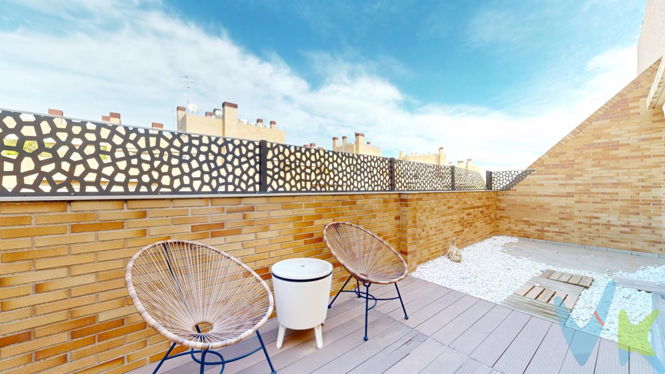 ÁTICO en el mejor residencial de Parc Central de Torrent, con 2 TERRAZAS, GARAJE, TRASTERO, PISCINA, 4 hab., 3 baños, .¿Por qué vivir en un piso cualquiera si puedes escoger vivir en este ÁTICO de ensueño? La vida es demasiado corta como para tener un piso del montón. Sus fabulosas terrazas permiten disfrutar de un estilo de vida al aire libre para desayunar entre plantas, con vistas y sin prisa empezando bien el día, organizar reuniones con amigos y familiares aprovechando su barbacoa y fácil acceso desde el salón y cocina a la terraza, disfrutando del magnífico clima Mediterráneo en alguna tumbona. Un refugio ideal para la noche, un espacio lleno de luz por el día.Ático dúplex dividido en la planta de entrada, siendo la zona de convivencia familiar, espectacular, con una amplia zona de salón-comedor con acceso a la terraza, cocina independiente pero con posibilidad de convertirla en abierta al comedor y con acceso también a la amplia terraza en la que está habilitada con una zona acogedora de comedor exterior con una porchada de madera que hará que seas la envidia de todos tus conocidos. En esta misma planta encontramos un baño de cortesía y la joya, una habitación con armario con acceso a otra bonita y encantadora terraza.Ya bajando las escaleras, encontramos la zona de descanso, 3 habitaciones más, una de ellas, la principal, con baño incorporado con bañera, además esta habitación tiene salida a un amplio balcón con vistas a la zona común. Otra habitación, que hoy está habilitada como gran vestidor más otra habitación doble, todas con armarios empotrados y otro baño completo con ducha.Los acabados de este ático del 2007, suelo parquet, ventanas doble cristal, paredes lisas, puertas interiores de haya, máquina de aire acondicionado frio-calor más radiadores de gas ciudad para la calefacción, ático muy luminoso y alegre que te proporcionará altísima calidad de vidaSe vende con plaza de garaje y trastero. ¡Y qué decir de su zona comunitaria, la más cotizada de toda la zona!, piscina, parque infantil, paddel,El hogar familiar es el escenario de infinidad de nuestros recuerdos. Cuando una pareja elije la casa en la que va a pasar la próxima etapa de su vida, está construyendo la nostalgia del futuro.  Esta casa cumple todos los requisitos para ser un magnífico escenario para futuros recuerdos de una bonita familia.  La vivienda está preparada para ofrecer la máxima calidad de vida.  Sin duda, ofrece un magnífico presente y un bonito futuro. Ven a verlaSi tienes que vender antes tu vivienda, llámanos y te asesoramos cómo hacerlo para además tener los mínimos gastos posibles y todas las garantías.Agencia Registrada con el nº00516 en el Registro Obligatorio de Agentes Inmobiliarios de la Comunidad ValencianaPor mandato expreso del propietario, COMERCIALIZAMOS ESTE INMUEBLE EN EXCLUSIVA, lo que le garantiza el acceso a toda la información, a un servicio de calidad, un trato fácil, sencillo y sin interferencias de terceros. Por este motivo, se ruega NO MOLESTAR AL PROPIETARIO, a los ocupantes de la propiedad o a los vecinos. Muchas gracias por su comprensión.La oferta está sujeta a cambios de precio o retirada del mercado sin previo aviso. Este anuncio en su conjunto, incluyendo textos, fotos, imágenes o cualquier otro contenido de este, no es vinculante dado que la información es ofrecida por terceros y puede contener errores. Se muestra a título informativo y no contractual.El precio anunciado NO INCLUYE los impuestos, ni los gastos como, Notario, Registro de la Propiedad, ni los honorarios de la agencia inmobiliaria.Esta propiedad se pone a la venta con toda la documentación comprobada y en regla, por lo que ofrecemos GARANTIAS a los compradores.