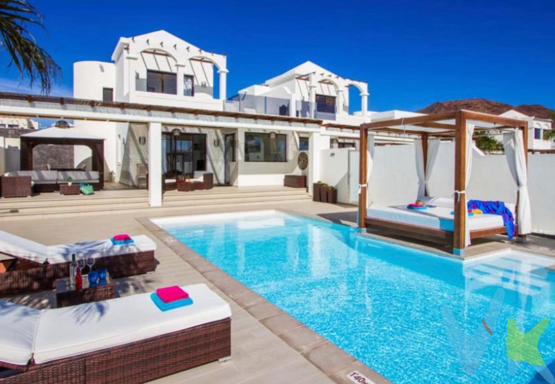 Situada en la zona del Faro en el residencial Las Maretas, esta espectacular villa totalmente amueblada está lista para entrar a vivir. Con 3 dormitorios y 2 baños, la vivienda ofrece un amplio salón comedor y una espaciosa cocina. Las habitaciones son muy luminosas y espaciosas, con dos de ellas disponiendo de terraza. La villa cuenta con aire acondicionado en todas las habitaciones, un salón amplio con AC y puertas correderas que dan acceso a la zona de piscina. El exterior incluye un jardín, aparcamiento, una increíble piscina climatizada, cama balinesa y jacuzzi. Además, dispone de una amplia pérgola y muebles de exterior. La propiedad tiene orientación sureste y se encuentra en perfecto estado. Actualmente está en explotación turística con contrato de garantía. *Visitas a la propiedad*: Todos los interesados en ver la propiedad deberán presentar un documento de identificación válido, como DNI, NIE o pasaporte, antes de la visita. Además, se requerirá que firmen una hoja de visita al ingresar a la propiedad. INFORMACION ADICIONAL:. - HOME TEAM actúa únicamente como intermediario en la venta de esta propiedad. Toda la información relacionada con la explotación turística ha sido proporcionada por el vendedor, y HOME TEAM no se hace responsable de su veracidad. - El uso de la propiedad estará siempre sujeto a la legislación vigente. - El precio de venta no incluye impuestos ni gastos de compraventa, como el Impuesto de Transmisiones Patrimoniales (6.5% o 1% en el caso de primera transmisión, más IGIC correspondiente), honorarios del Registro de la Propiedad, notaría y gestoría. - La información sobre la propiedad está sujeta a posibles errores y cambios involuntarios.