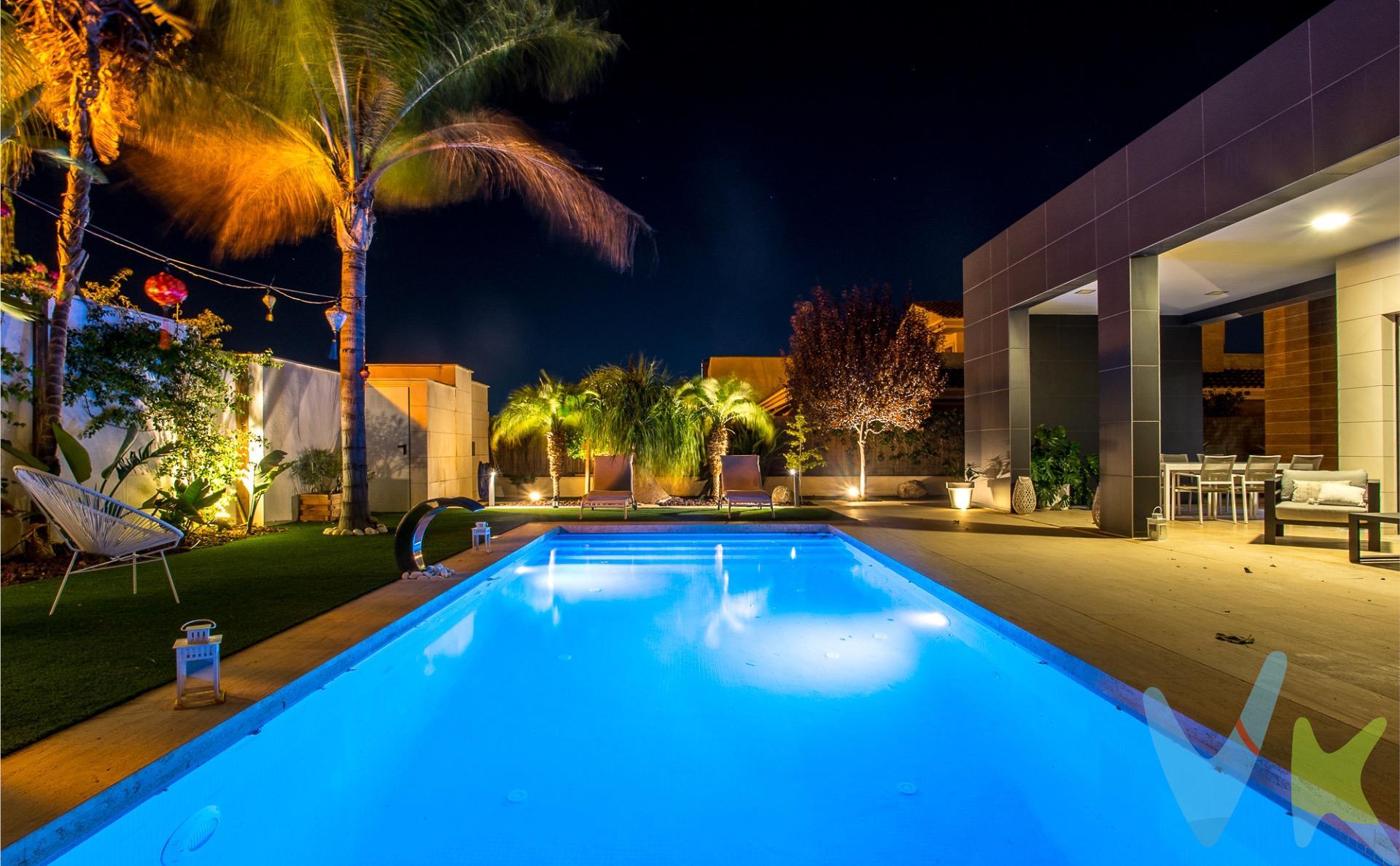 Crea el hogar que siempre has soñado y siente cómo la luz inunda cada rincón, gracias a dos patios interiores que llenan tu día de naturaleza y claridad. Este impresionante chalet, ubicado en una parcela que da a dos calles de 1200 m², es más que un refugio: es un espacio diseñado para vivir cada momento con comodidad y estilo. En planta baja, encontramos dos zonas diferenciadas: . - Zona de día, con salón de doble altura y una cocina con isla y zona de comedor, ambos con acceso directo al porche donde la piscina de cloración salina, el jacuzzi y la cascada esperan para ser el centro de tus encuentros y celebraciones. - Zona de noche,  aquí, cada detalle suma, los cuatro dormitorios, todos con baño y vestidor, garantizan privacidad y confort, mientras que el estudio aporta ese espacio extra para teletrabajo o tu proyecto personal. Los patios interiores no solo iluminan, sino que convierten las zonas comunes en oasis verdes, creando un ambiente relajante y exclusivo. El garaje con dos puertas en planta subraya la funcionalidad; puedes acceder cómodamente desde ambos lados de la parcela. El sótano sorprende con un patio inglés, un gran salón para reuniones familiares y un baño adicional: el rincón perfecto para fiestas privadas o para que los más jóvenes disfruten con total independencia.  Toda la casa cuenta con suelo radiante, lo que convierte cada estación en una experiencia de máximo confort. La fachada y los interiores se han revestido con materiales de alta gama (ICO), combinando belleza y durabilidad. No solo es espectacular por fuera; es eficiente por dentro: placas solares para ACS, domótica avanzada y zonas ajardinadas diseñadas para minimizar costes de mantenimiento, para que disfrutar del jardín no implique trabajo, sino puro placer. Este chalet es la elección de quienes buscan privacidad, estilo y tecnología, en una de las urbanizaciones más seguras y prestigiosas de Molina de Segura. Aquí cada día, cada rincón y cada momento tienen su propio encanto. ¿Quieres descubrirlo en persona? Tu próximo capítulo comienza en La Alcayna.