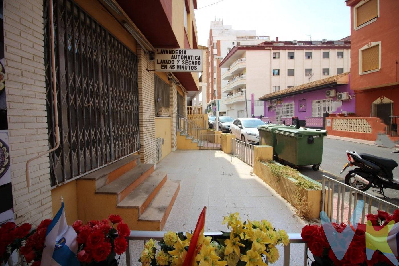 En venta dos locales comerciales con un total de 93m2  , el pequeño tiene una superficie  de 31 metros cuadrados y el grande tiene 63 metros cuadrados. Tiene un baño y se venden juntos. Ideal para lanzar tu negocio o para convertir en tu vivienda.  .  Los metros cuadrados son aproximados.  .  Este inmueble es en exclusiva, con lo que le facilitamos cualquier información sobre la vivienda. Por este motivo, solicitamos no molesten al propietario, ocupantes de la propiedad, vecinos o conserje de la comunidad.  .  El precio indicado puede sufrir variaciones. En todos los casos los precios expuestos son más impuestos y gastos derivados de la transmisión del inmueble.  .  Muchas gracias por su comprensión.